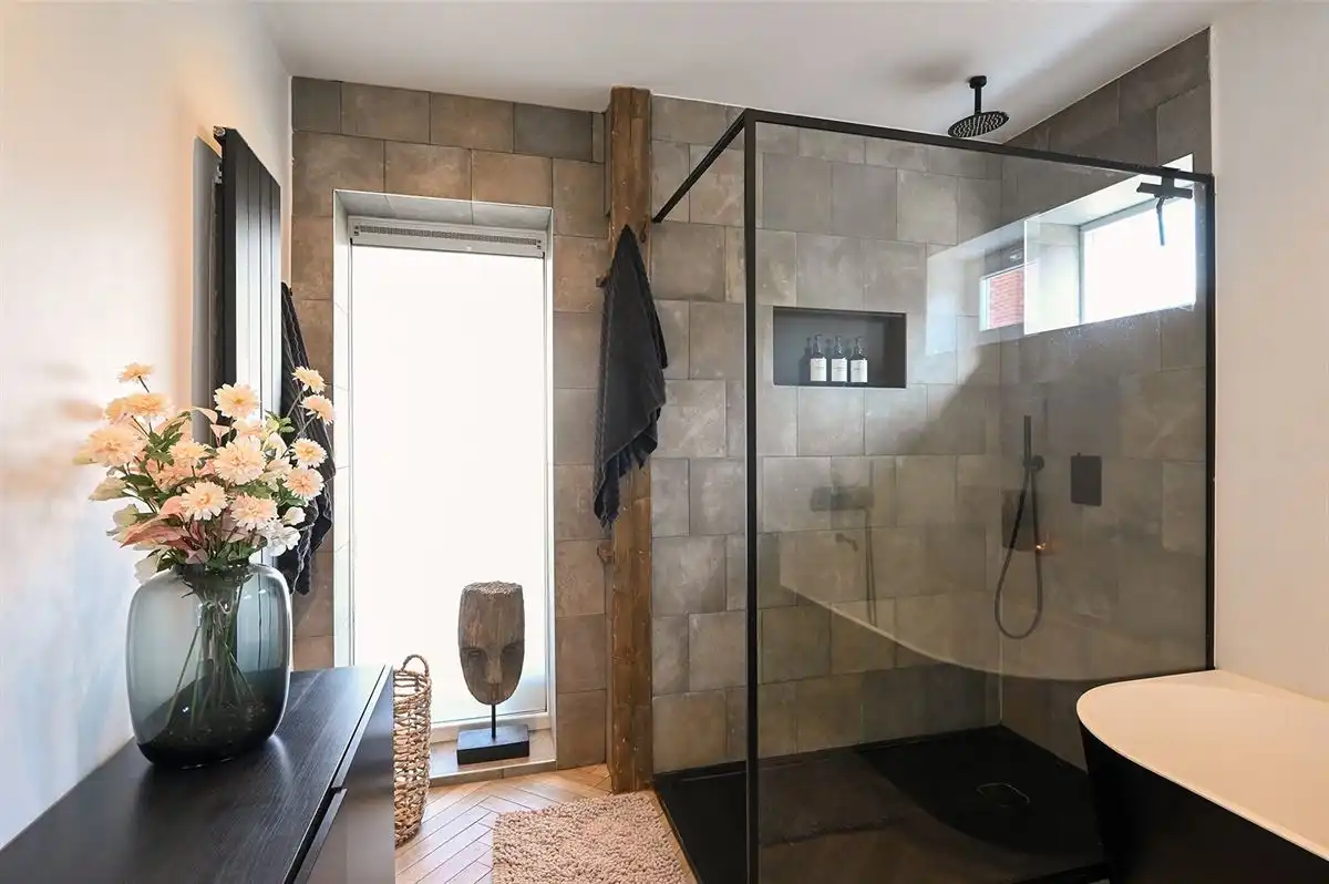 Geheel gerenoveerde woning met leuke tuin en grote garage foto 19