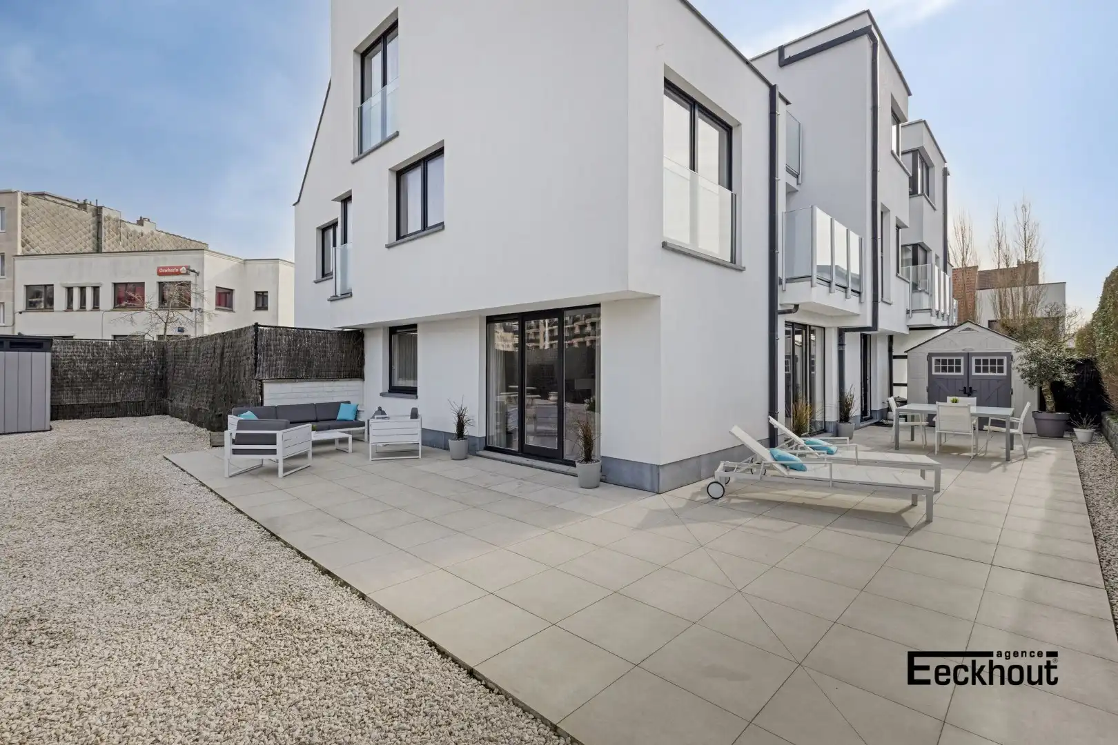 Gerenoveerd appartement met uitzonderlijk groot terras en inpandige garage! foto {{pictureIndex}}