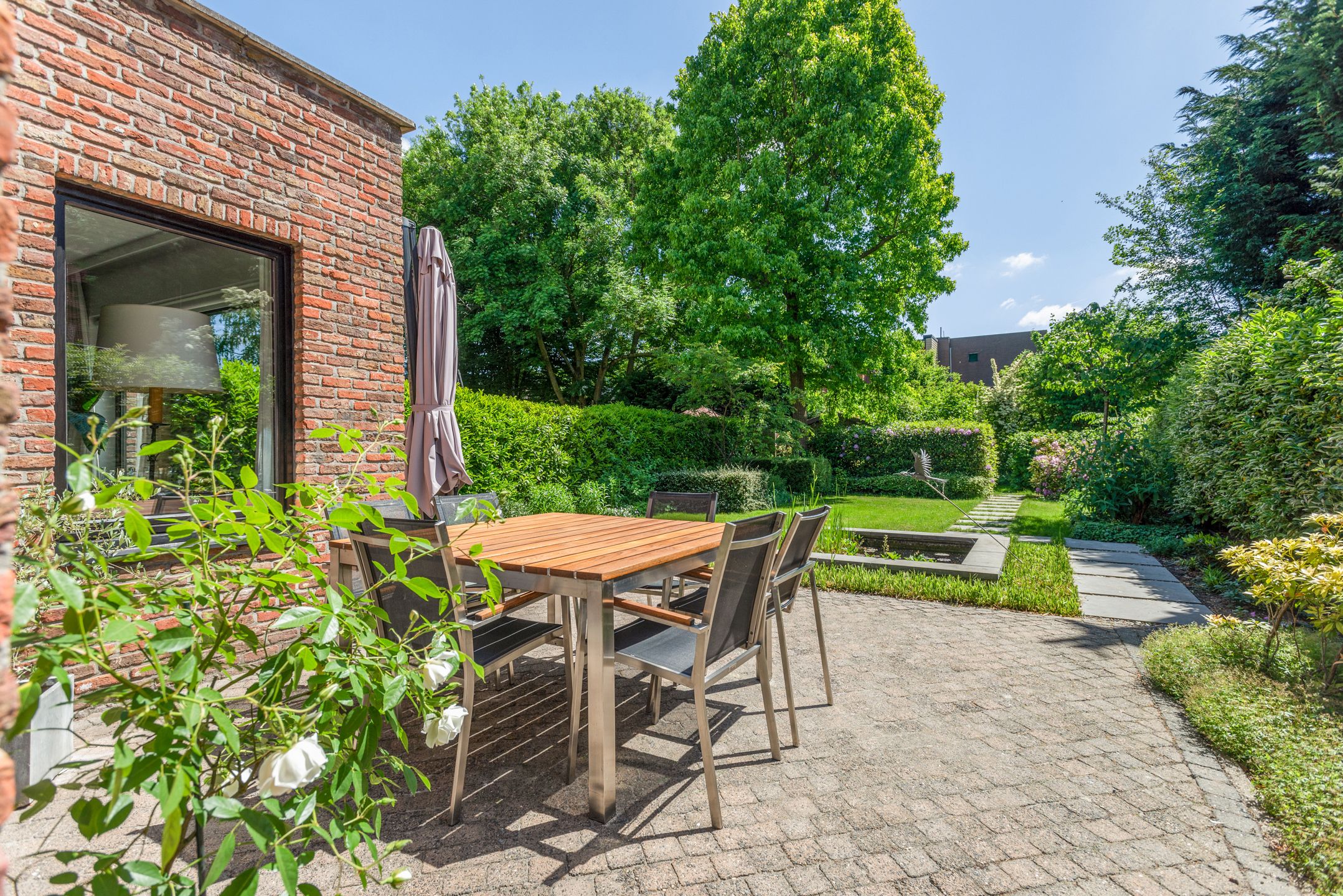 Ruime halfopen woning met schitterende tuin! foto 3