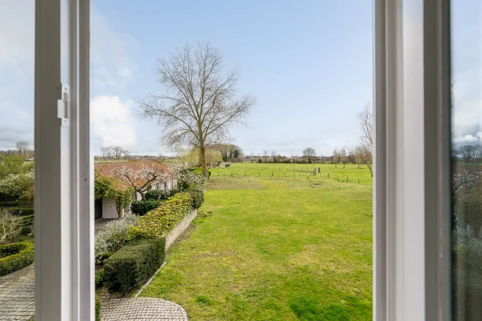 Exclusieve karaktervolle woning op een enorm perceel met 4 slaapkamers, super grote tuin met prachtig zicht op de polders foto 4