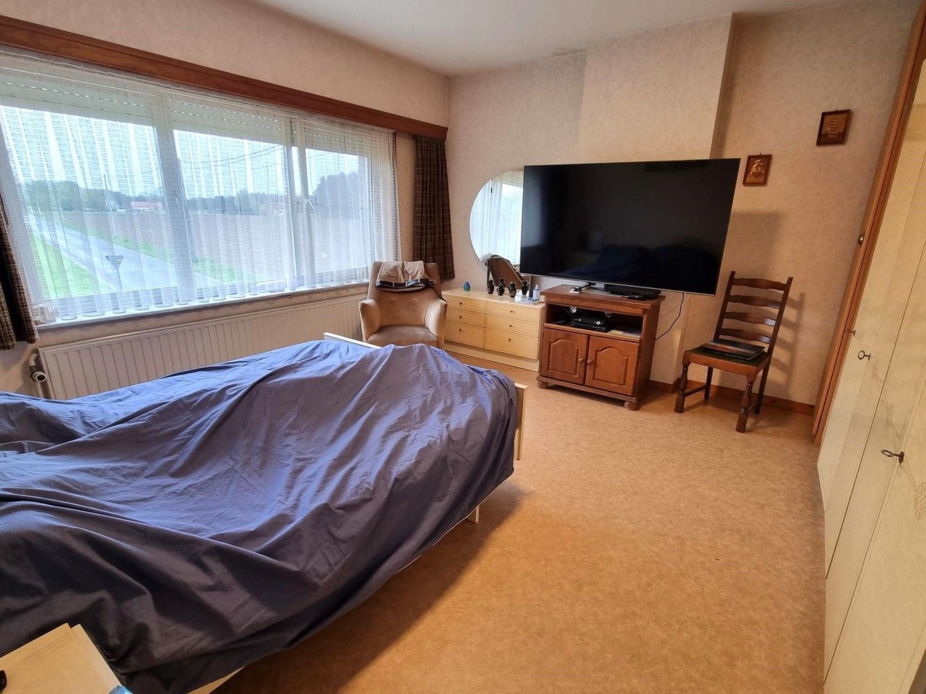 Zeer ruime woning, ideaal voor groot gezin met 6 slks, 2 woonkamers, 2 keukens, garage en groot bijgebouw. foto 12