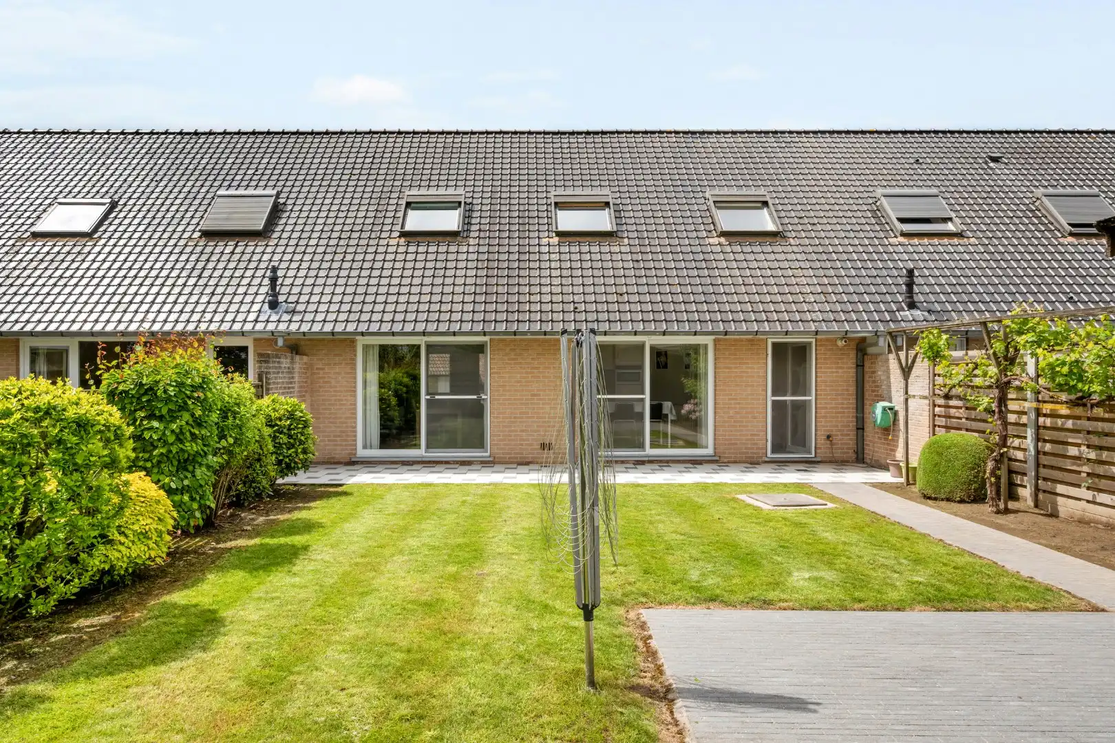 Verzorgde woning met 4 slaapkamers, garage met oprit en tuin in Poperinge foto 18