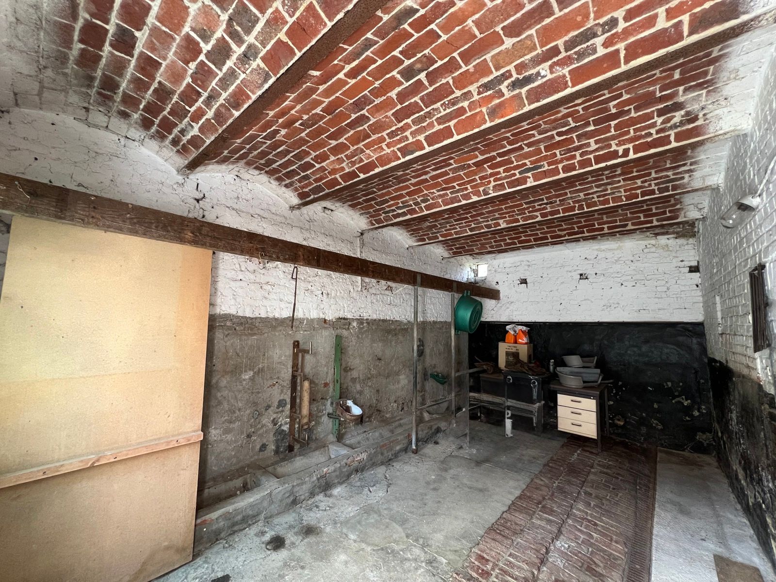 Hoeve met woning, stal en schuur met authentieke elementen. foto 21