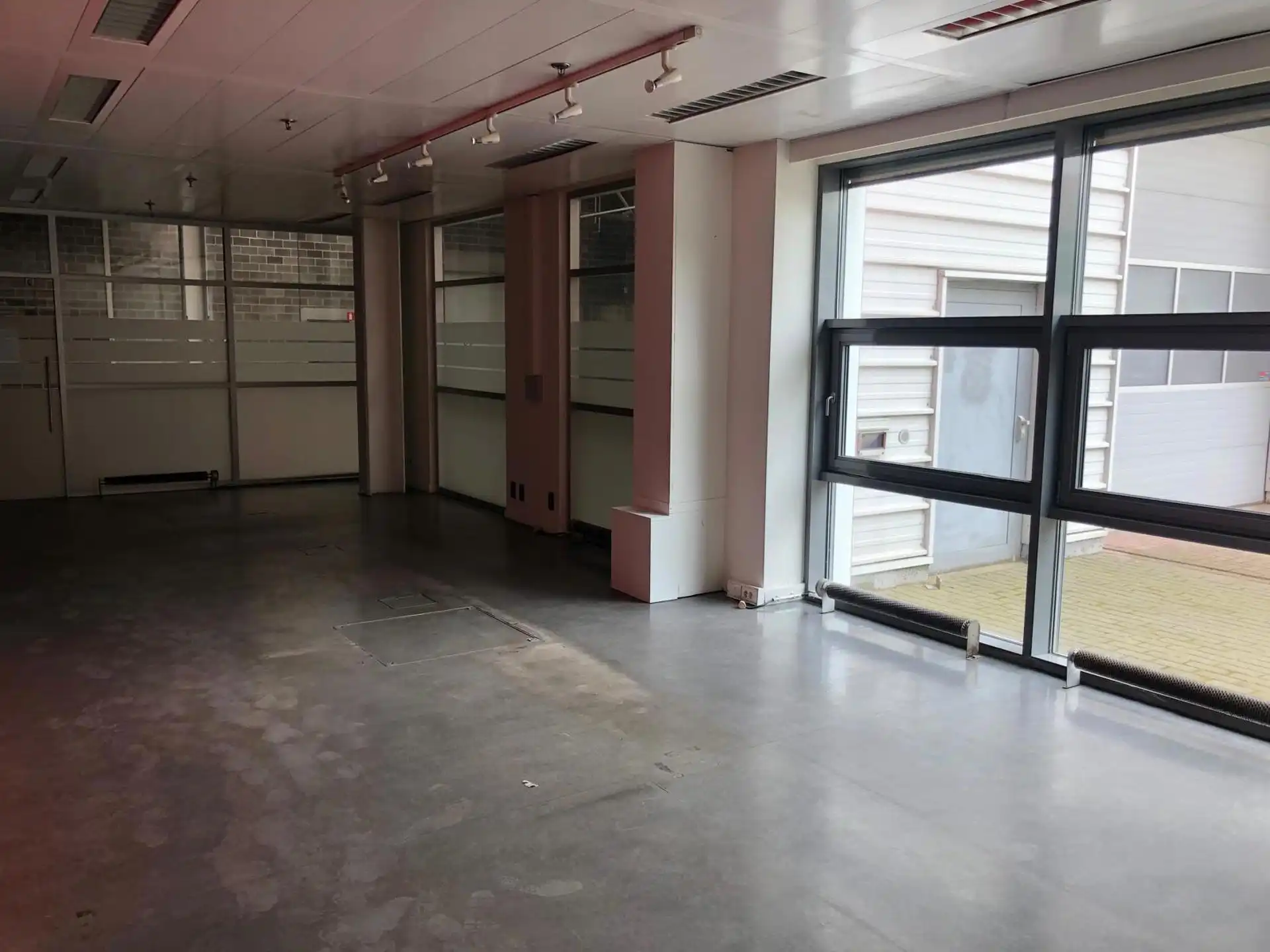 Magazijn van ca. 10.000m²  verdeeld over 2 verdiepingen glv 7.000m² en 1ste V 3.000m²  te Vilvoorde foto 11