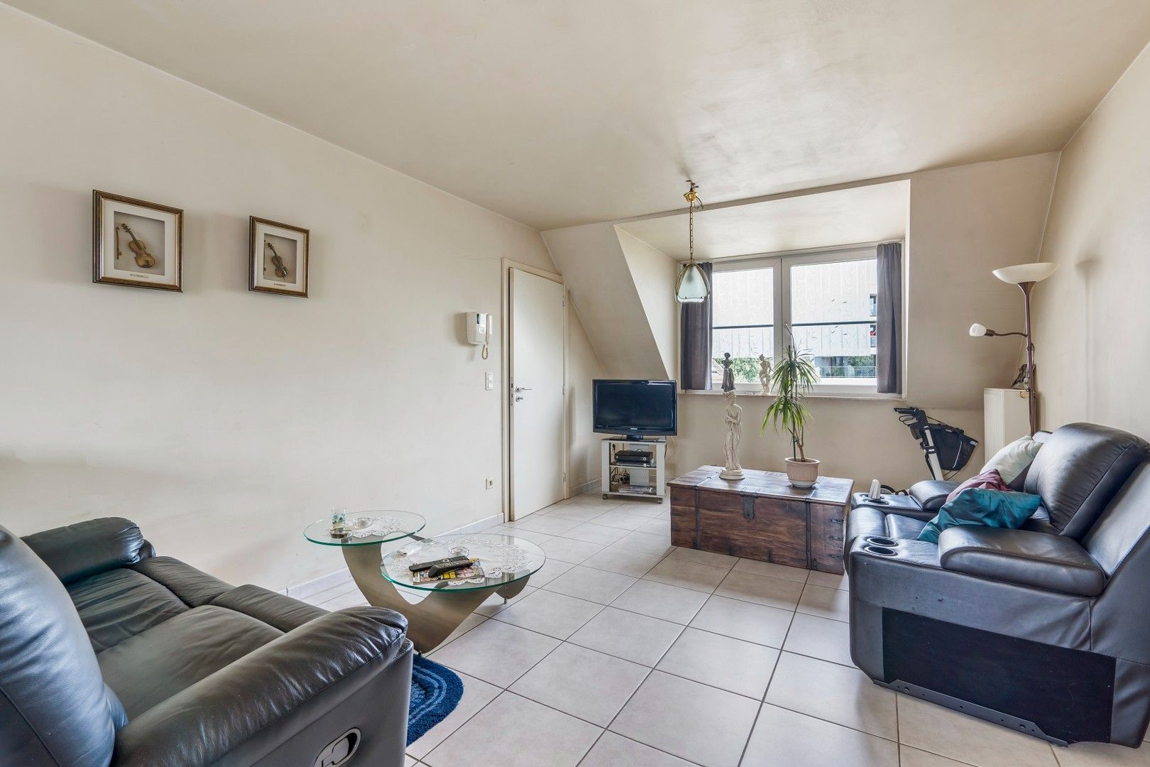 Instapklaar appartement met balkon gelegen in het woonerf 'Hof ter Bloemmolens' - achteraan zicht op de Handzamevaart foto 2