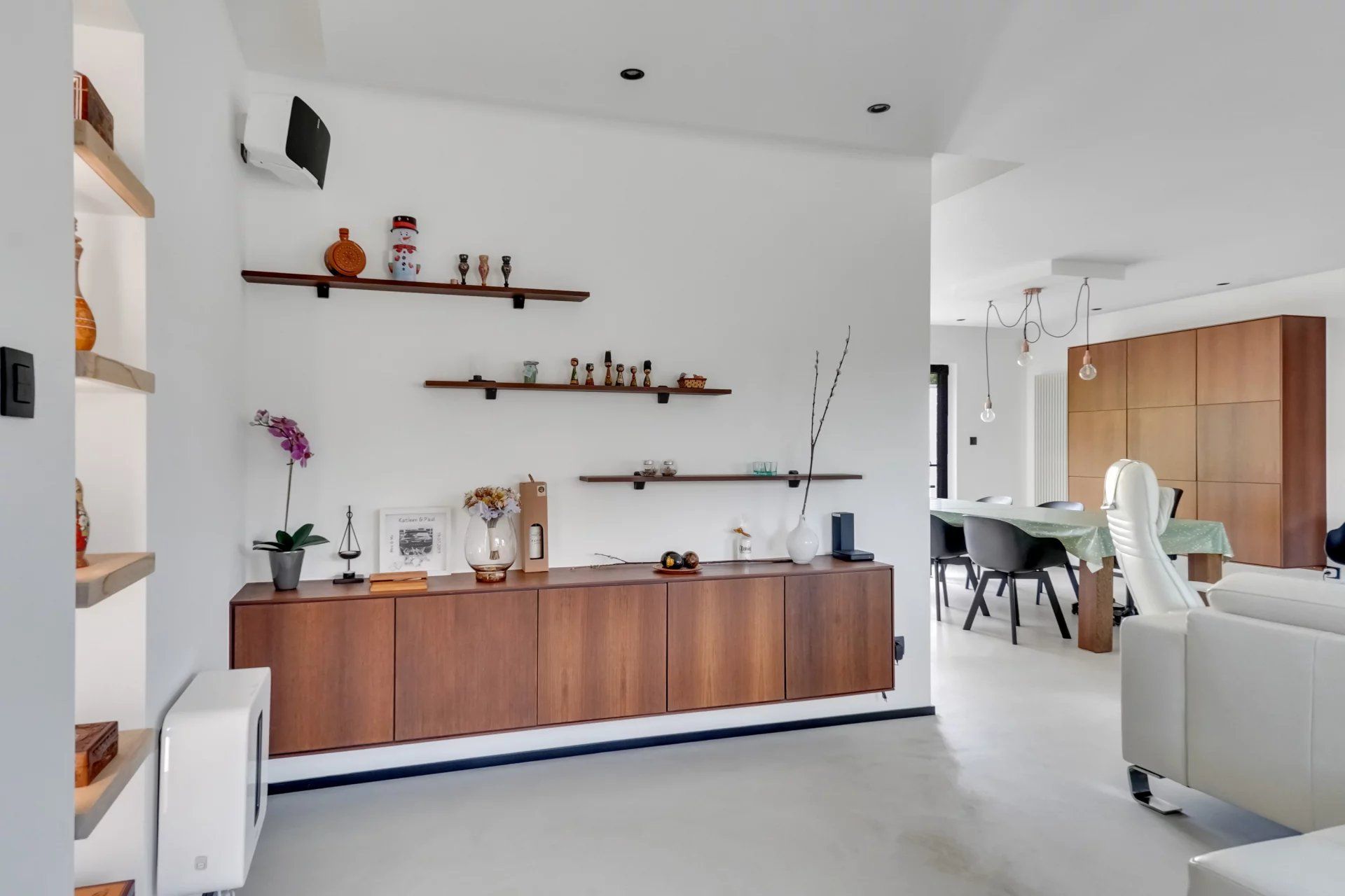Ruime woning met zwembad op mooi groot perceel foto 4
