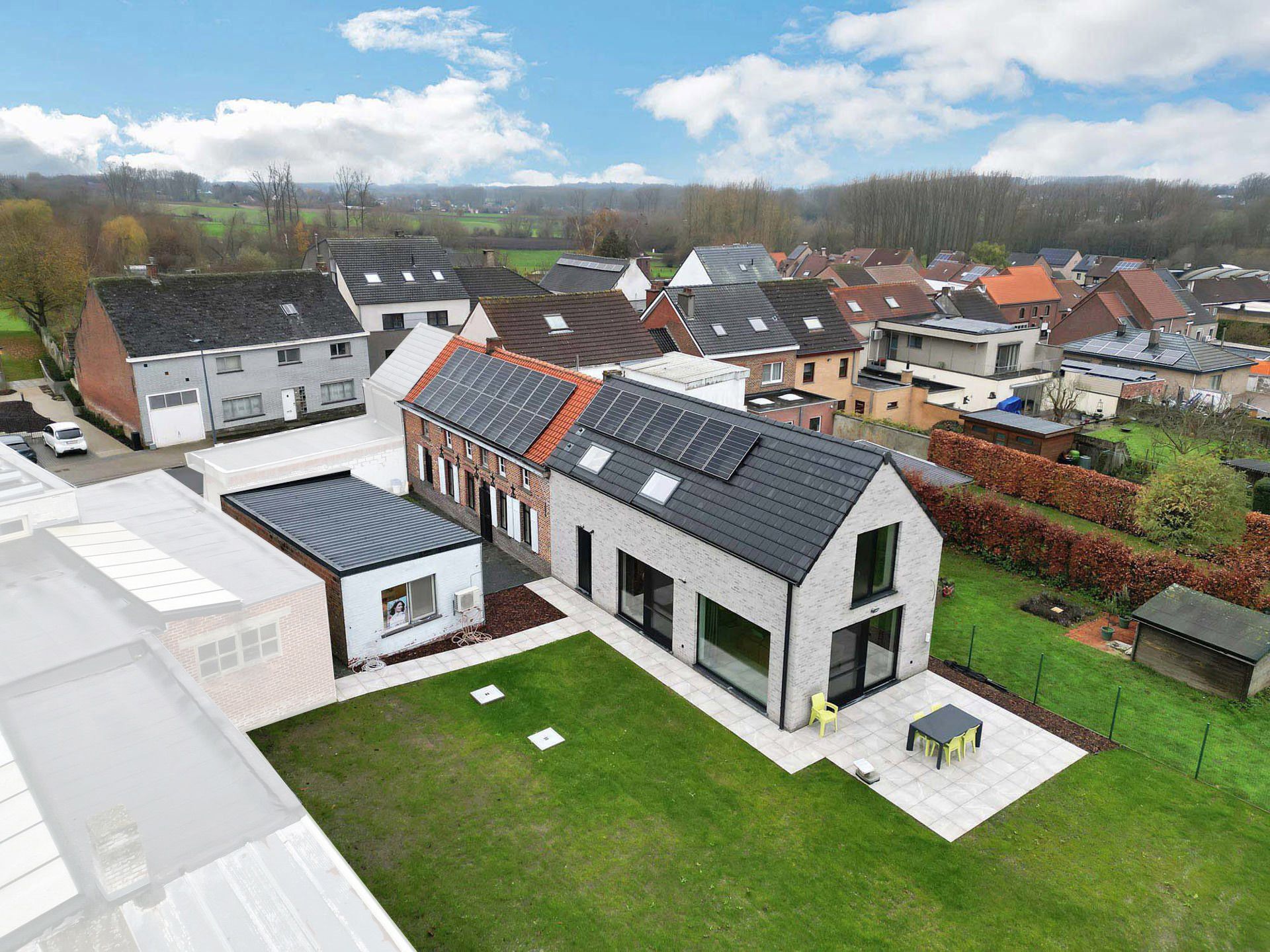 Unieke instapklare (kangoeroe)woning met praktijkruimte foto 2