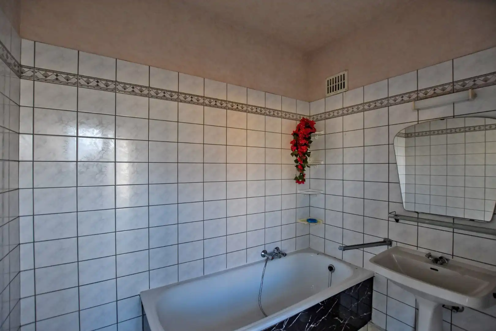 Te renoveren appartementsgebouw op 300m van de zee te Koksijde.  foto 3