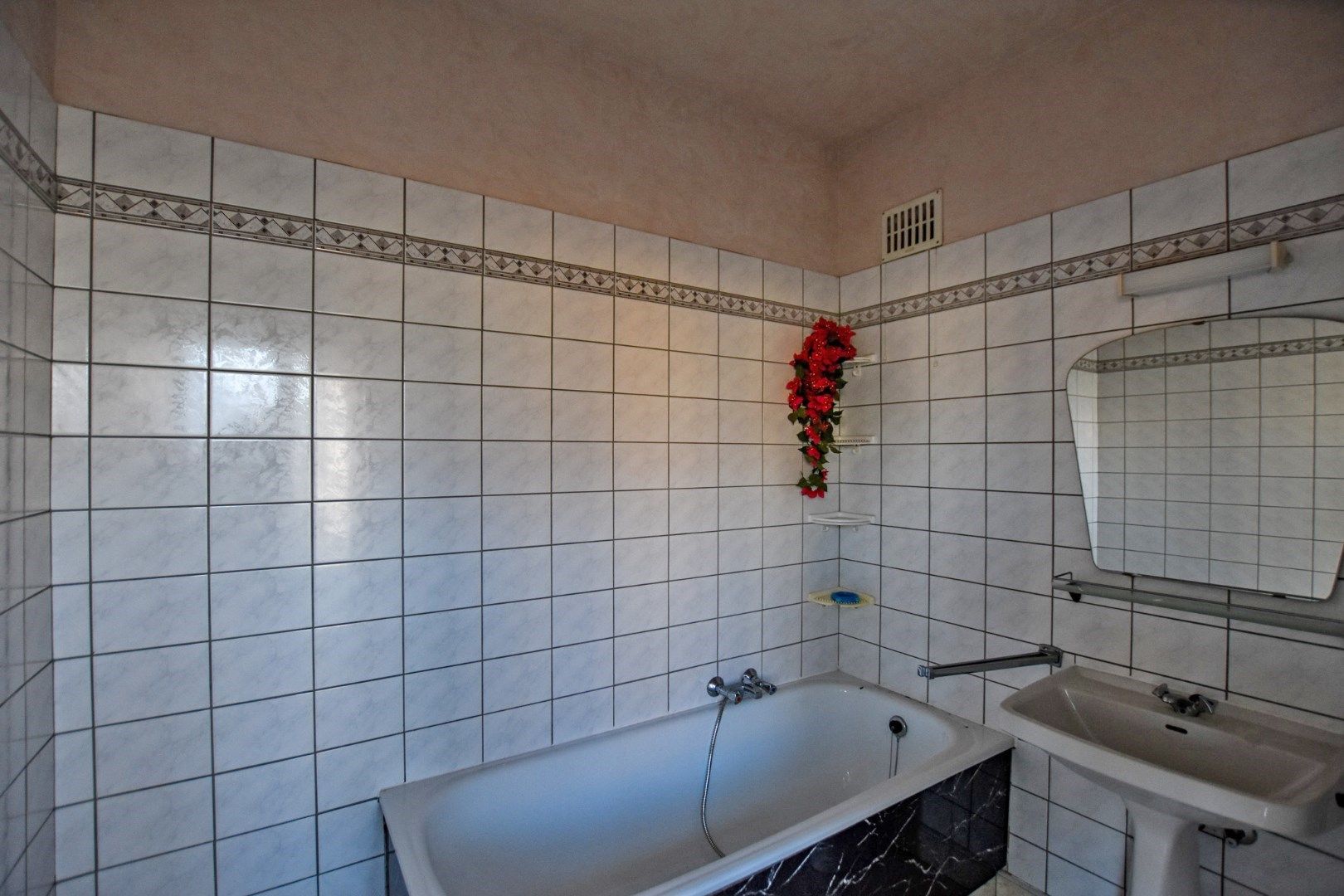 Te renoveren appartementsgebouw op 300m van de zee te Koksijde.  foto 3