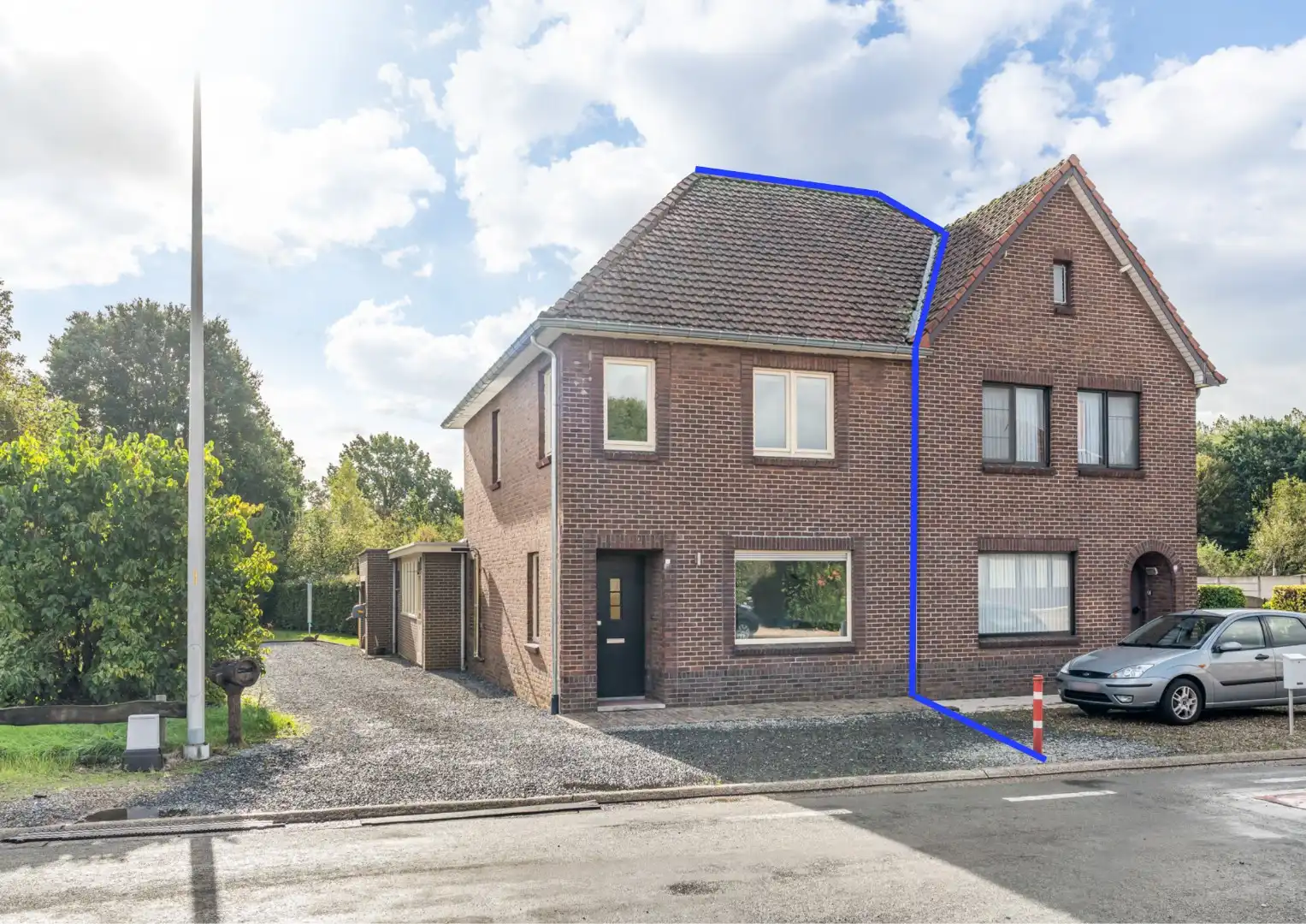 Hoofdfoto van de publicatie: Halfvrijstaande gezinswoning op een perceel van 8a10ca, vlakbij prachtige wandel- en fietsroutes