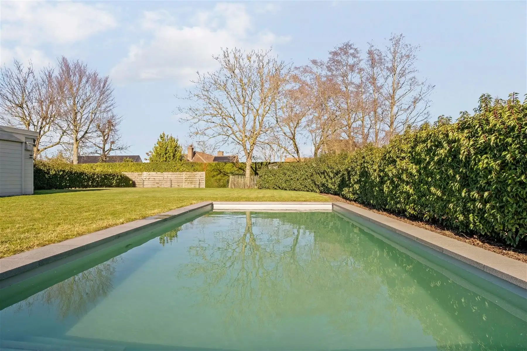 Instapklare gezinswoning met zwembad en multifunctioneel bijgebouw foto 15