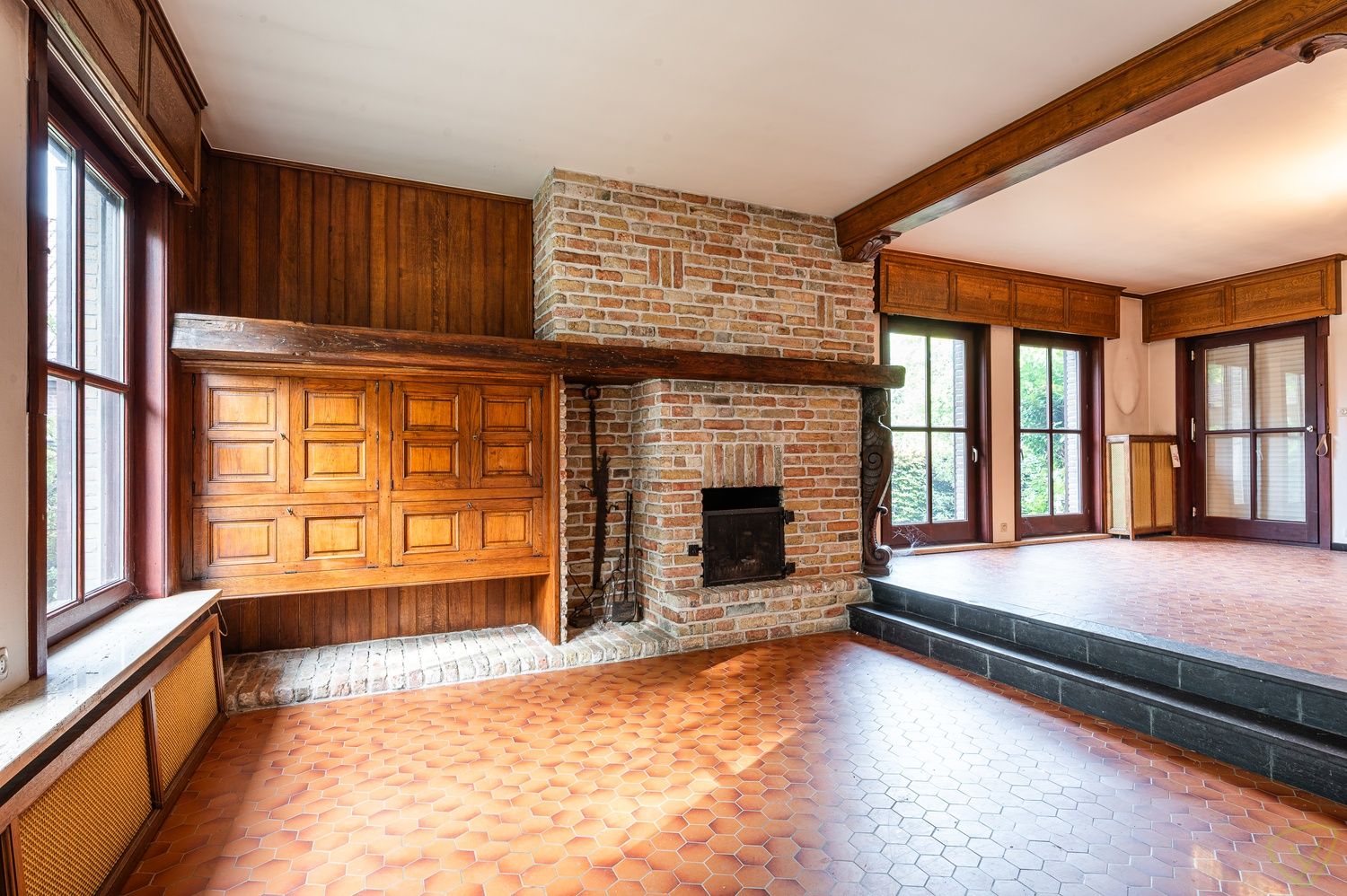 Vrijstaande te renoveren villa op uitzonderlijk groot perceel met bosgrond in Lembeke foto 4