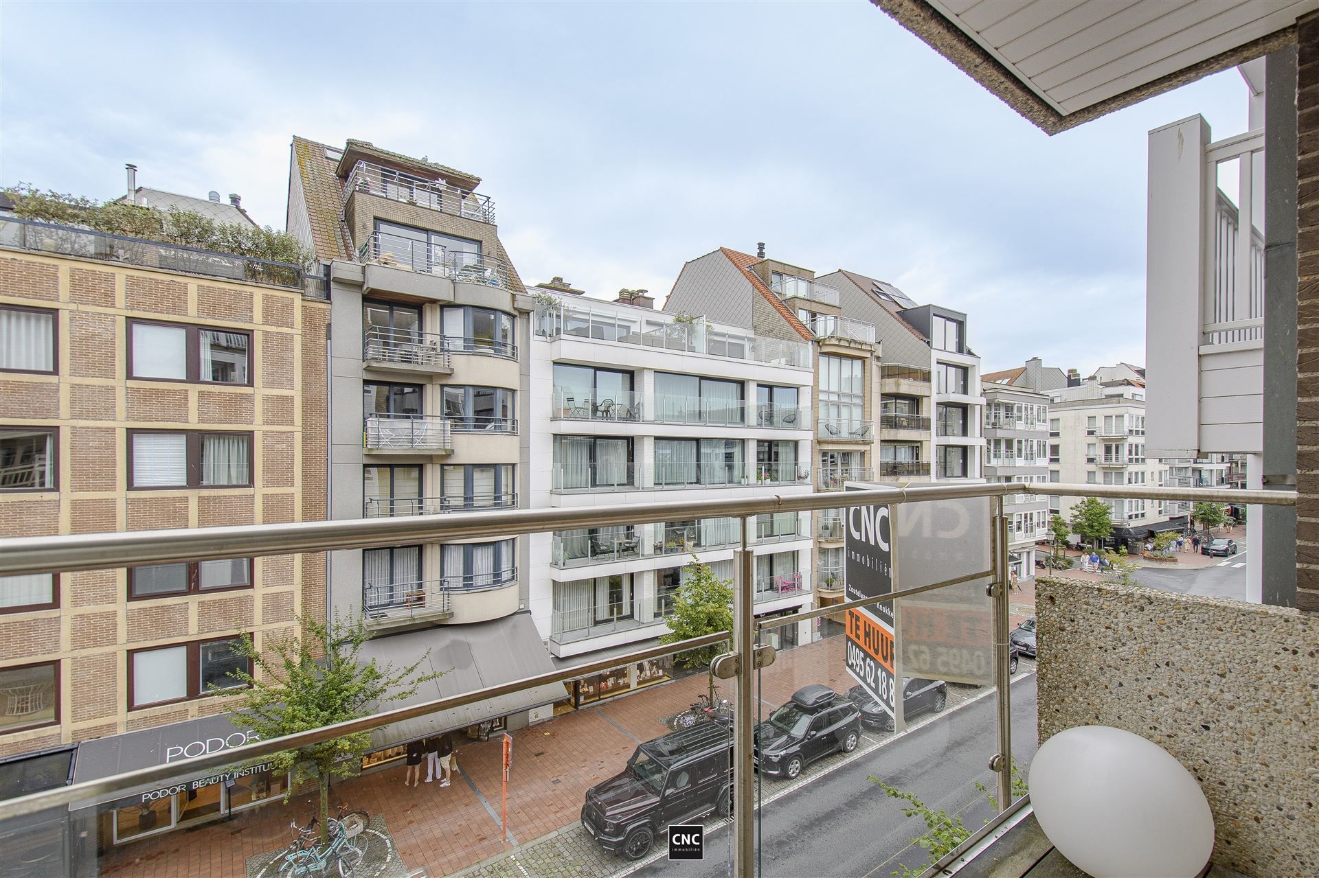 Stijlvol afgewerkt en GEMEUBELD appartement op de Dumortierlaan te Knokke.  foto 5