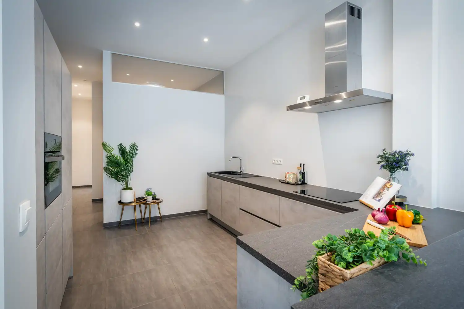 Stijlvol gerenoveerd appartement met hoge plafonds, 2 slpks vlak bij zee te koop in Oostende foto 5