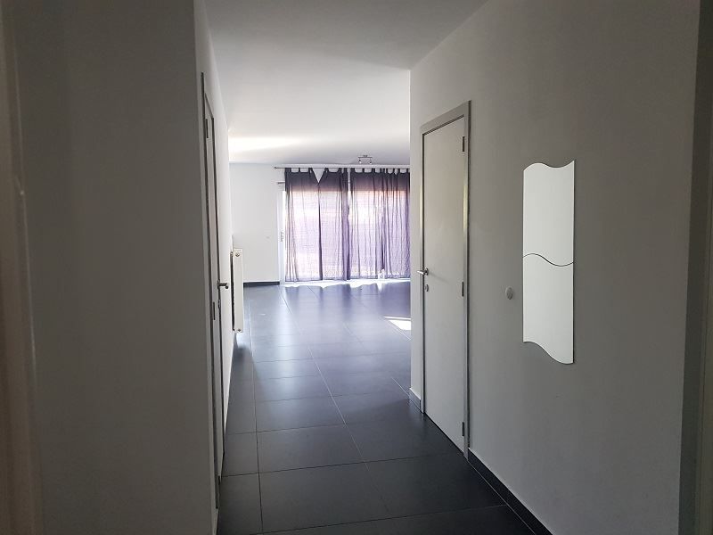 Gezellig gelijkvloers appartement met tuin, autostaanplaats en kelderberging foto 2
