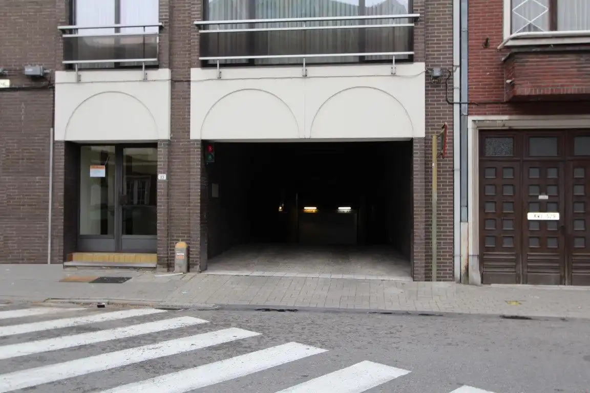 Garage te huur foto {{pictureIndex}}