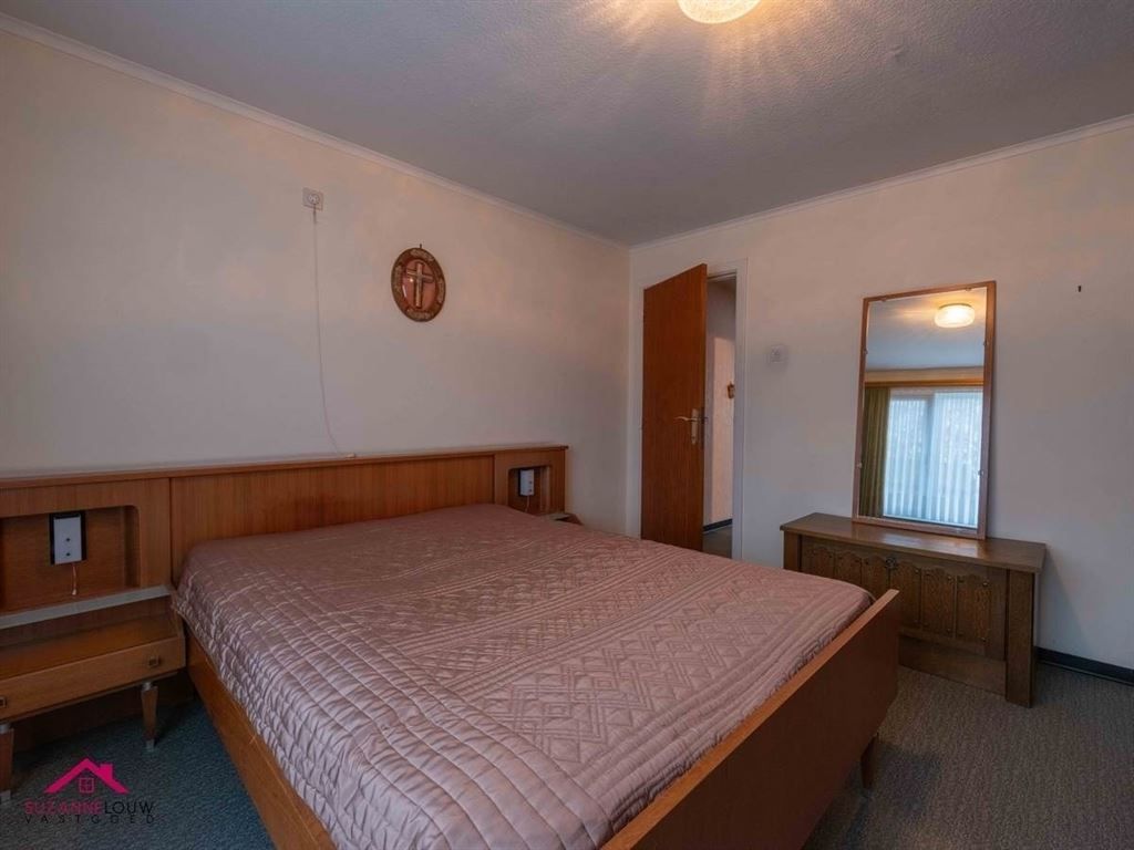 Vrijstaande splitlevel woning, te renoveren naar eigen smaak foto 24