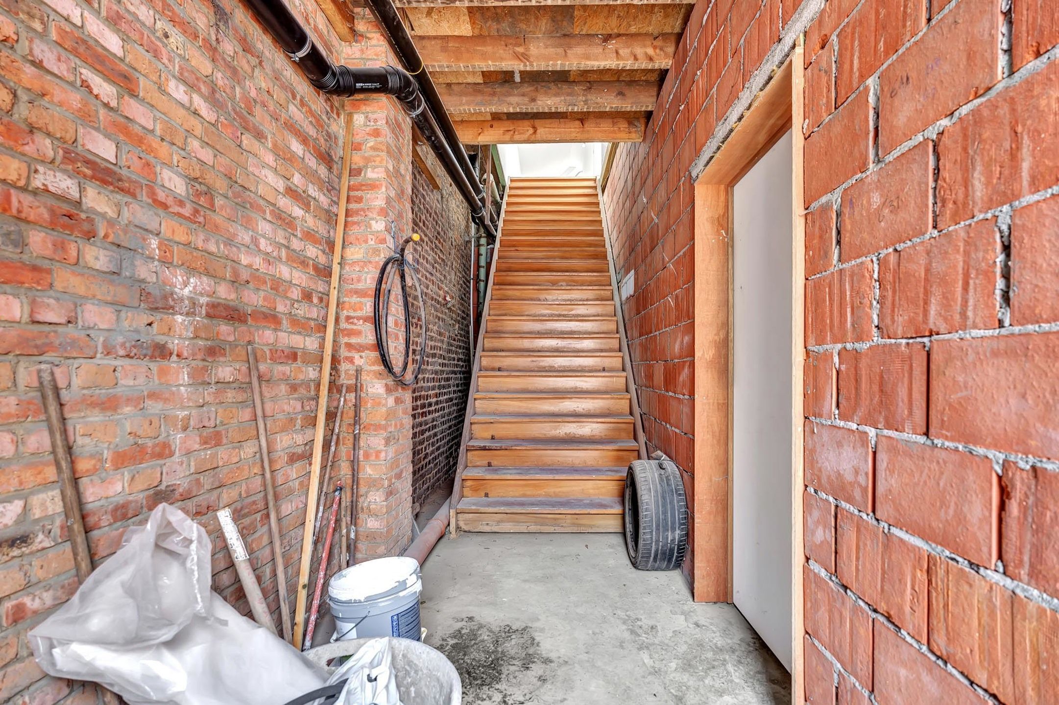 Goed gelegen opslagplaats met ruim af te werken appartement foto 5