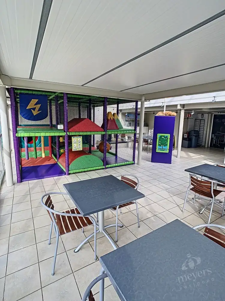 Ruime handelsruimte met woonst op zichtbare ligging in Koersel foto 9