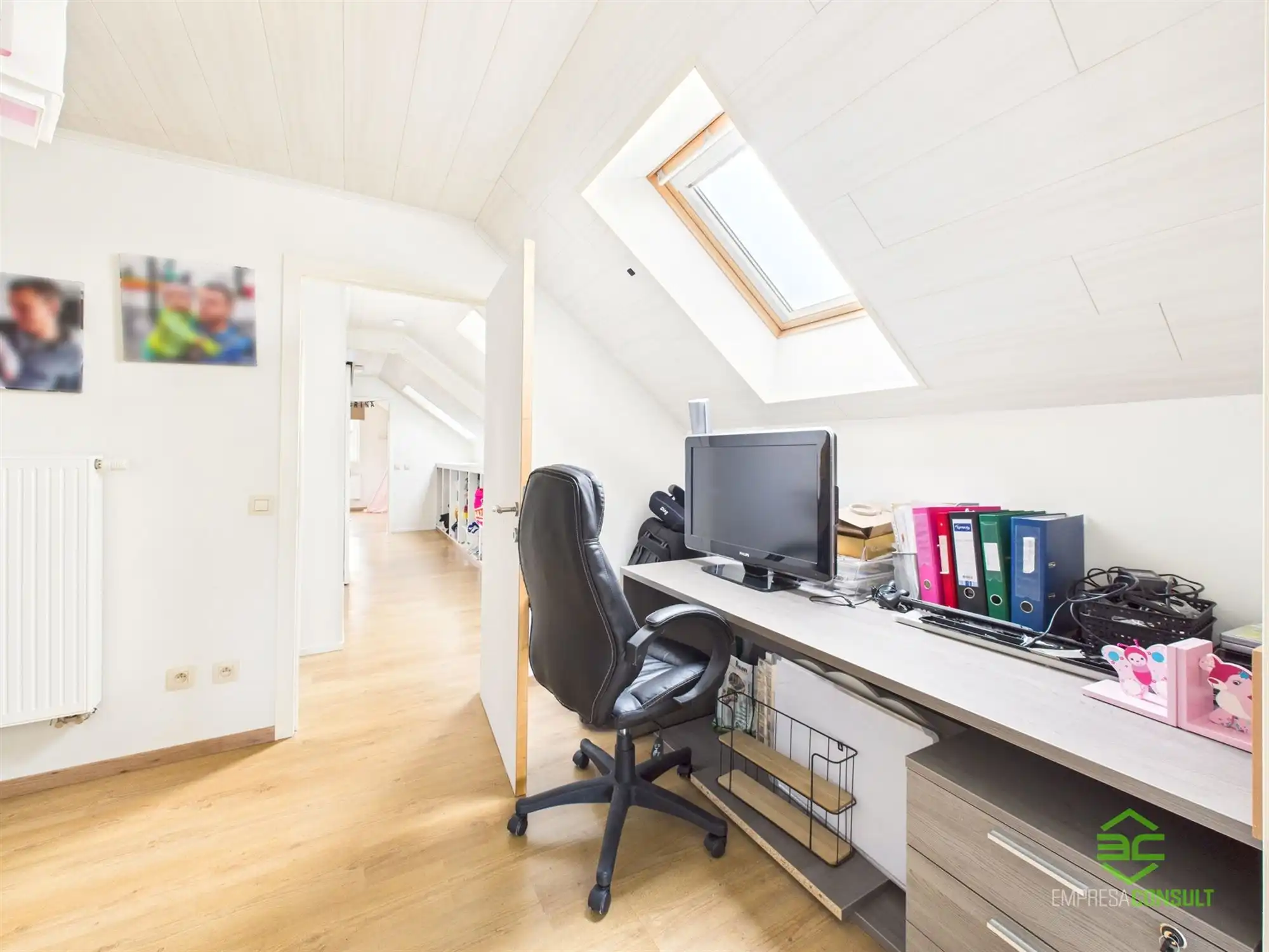 Instapklare gezinswoning met 6slpk en grote aparte garage! foto 24