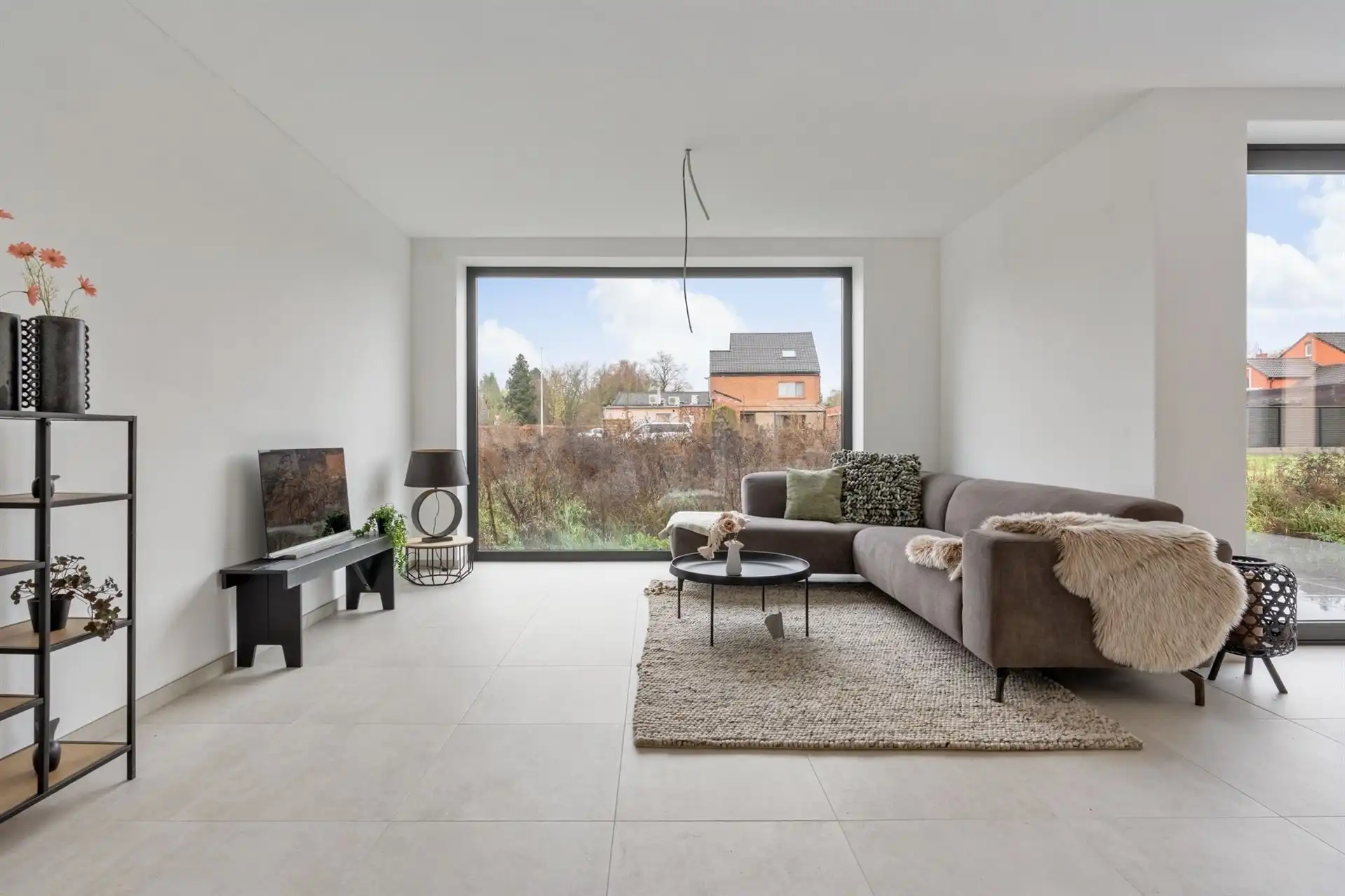 Gelijkvloerse woning met carport en tuin. foto 3