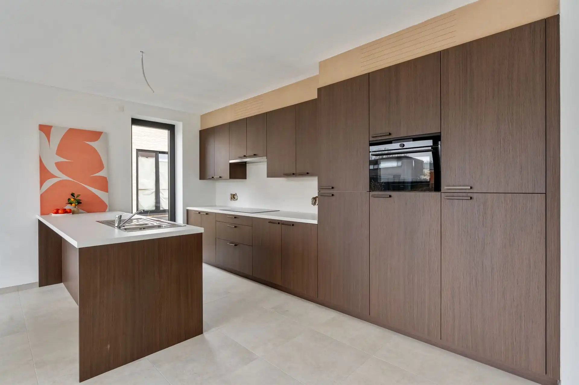 Gelijkvloerse woning met carport en tuin. foto 3