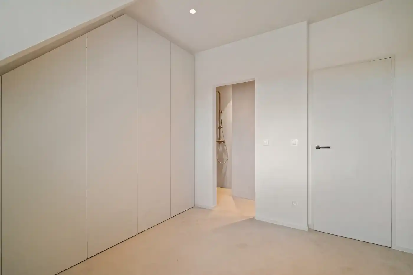 Instapklare en fijn afgewerkte nieuwbouwwoning met 4 slaapkamers nabij het centrum en de markt van Knokke. foto 14