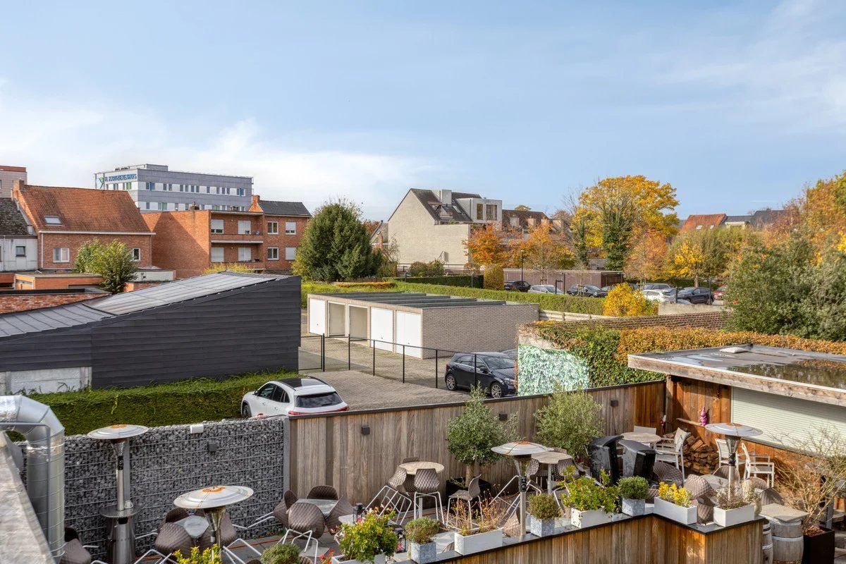 Zeer ruim handelspand met tuin en exclusief triplex  appartement met privé-lift en 2 slaapkamers, garage en staanplaats. foto 37