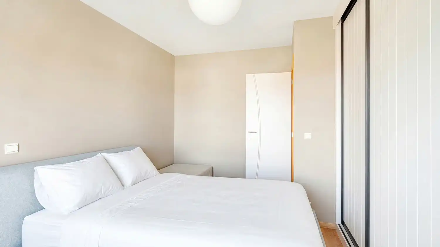 Zongericht ruim 2-slaapkamer appartement met prachtige open zichten foto 12