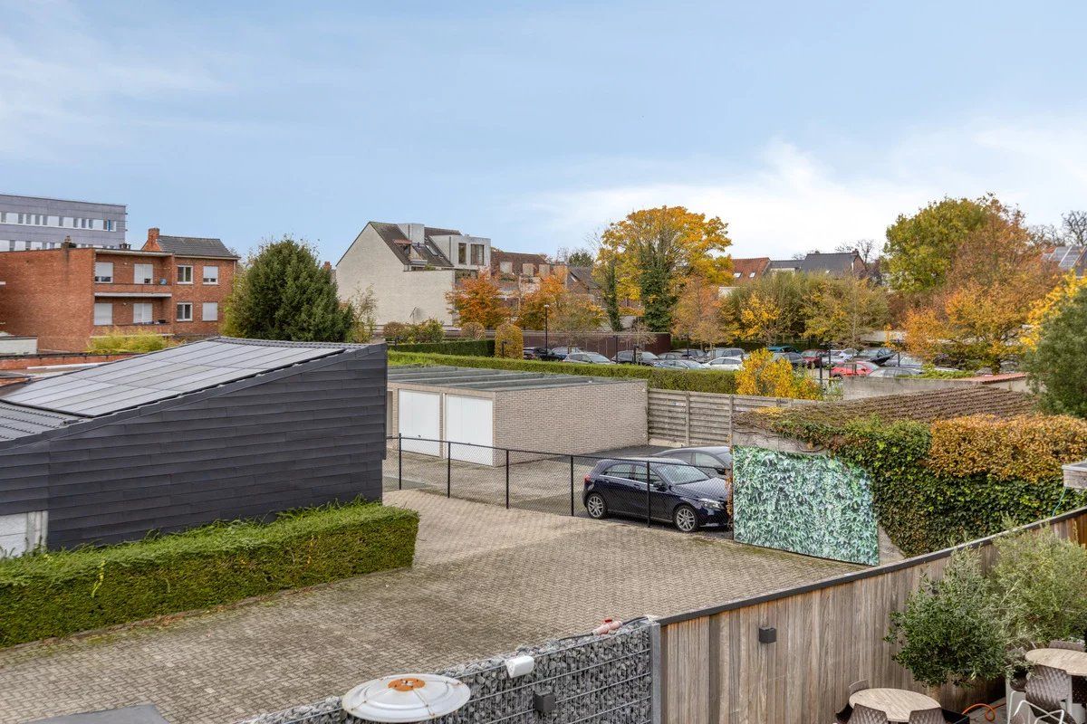 Zeer ruim handelspand met tuin en exclusief triplex  appartement met privé-lift en 2 slaapkamers, garage en staanplaats. foto 38