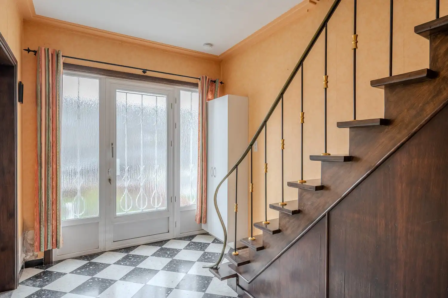 Halfopen bebouwing in doodlopende straat. foto 3