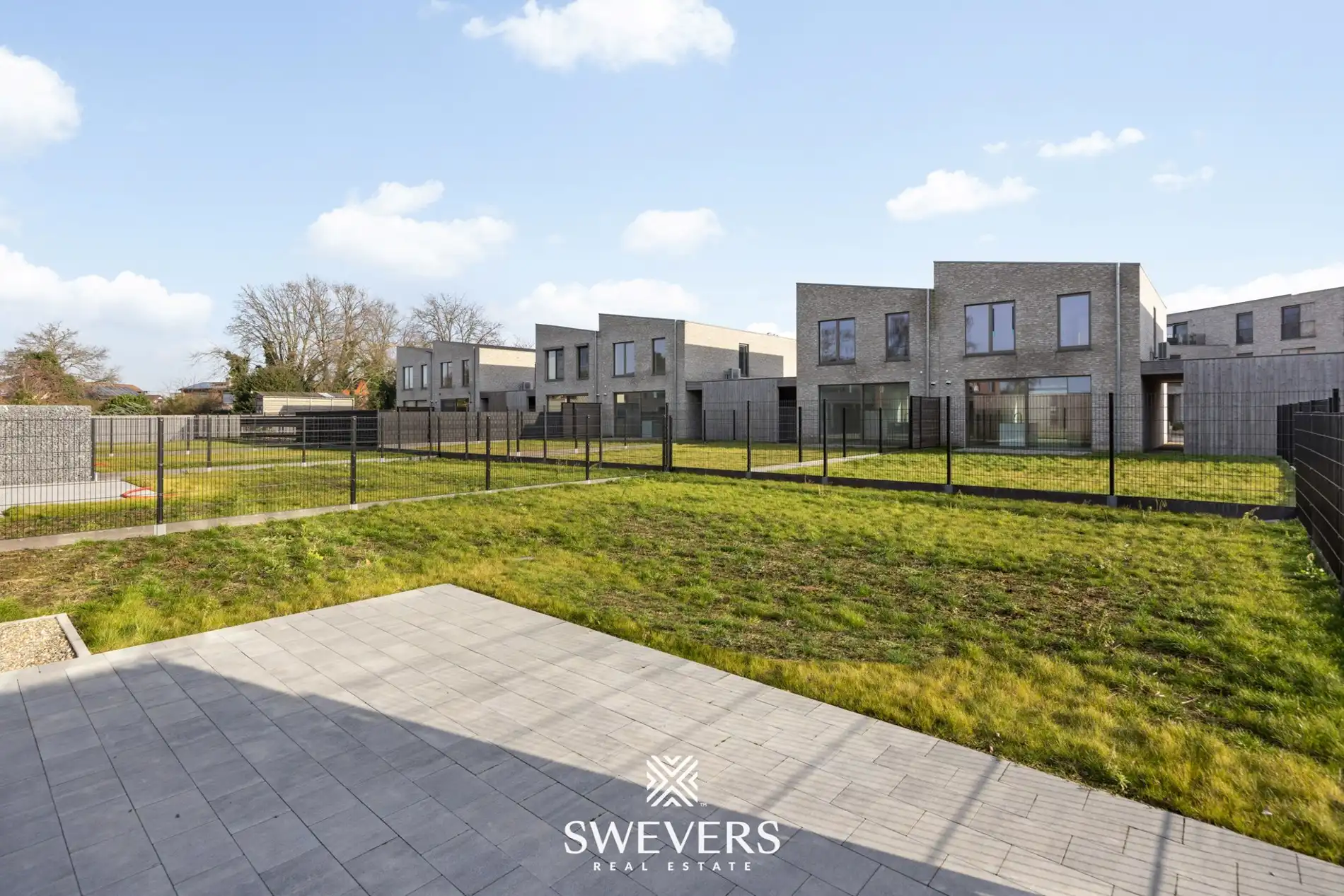 Moderne woning met open leefruimte en tuin foto 25