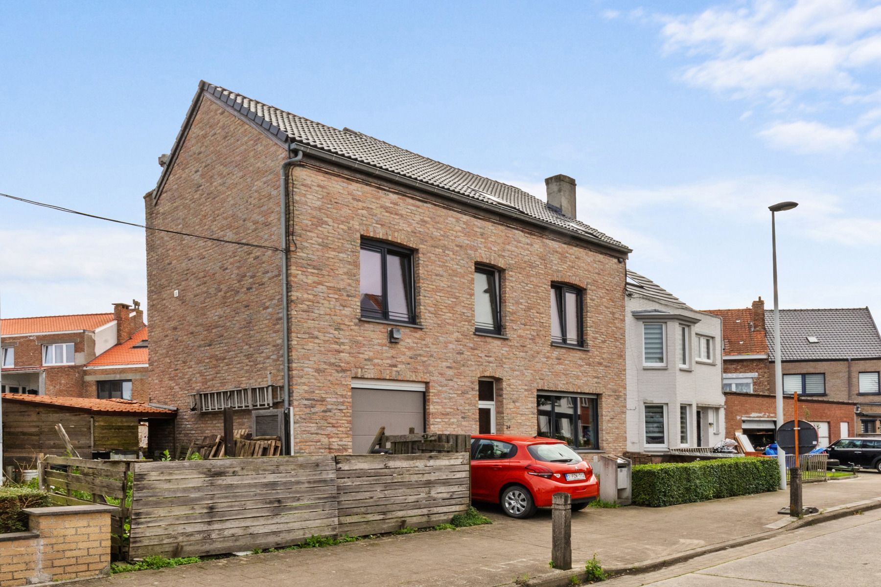 Hoofdfoto van de publicatie: VOLLEDIG te renoveren woning met zeer veel potentieel