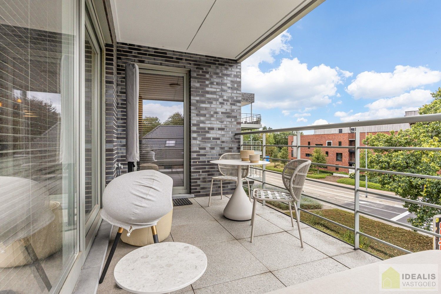 IDEALIS VASTGOED – PERFECT ONDERHOUDEN INSTAPKLAAR APPARTEMENT met een bewoonbare oppervlakte van 91m² bestaande uit een prachtige leefruimte, 2 zeer ruime slaapkamers, een aangenaam terras en ondergrondse parkeerplaats! Het appartement is gelegen in hartje Pelt op wandelafstand van horeca, shopping en openbaar vervoer! foto 26