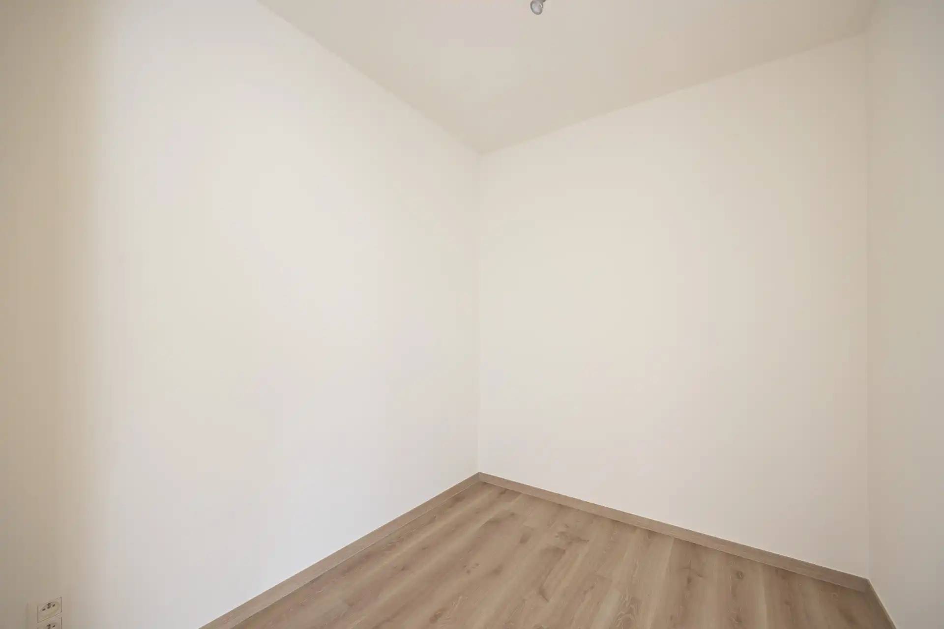 Prachtig gerenoveerd appartement met 2 slaapkamers. foto 13