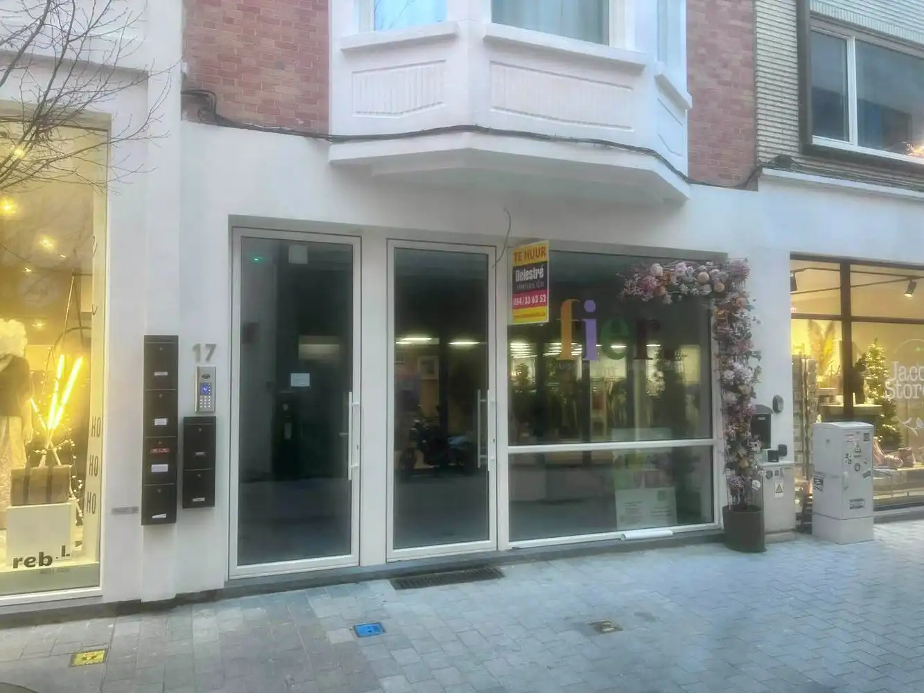 Instapklaar commercieel gelijkvloers in hartje Mechelen foto {{pictureIndex}}