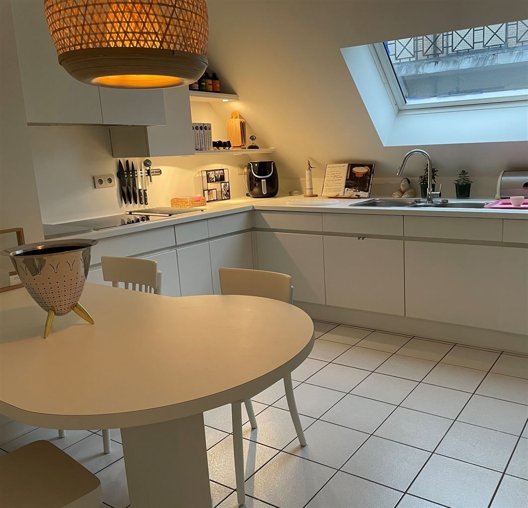 Ruim duplex appartement met 2 slaapkamers en gezellig terras in het centrum van Hasselt.  foto 6