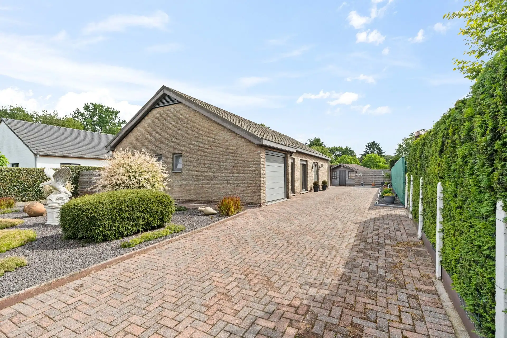Rustig gelegen bungalow op een rustige ligging te Berlare op 885m² grond. foto 2