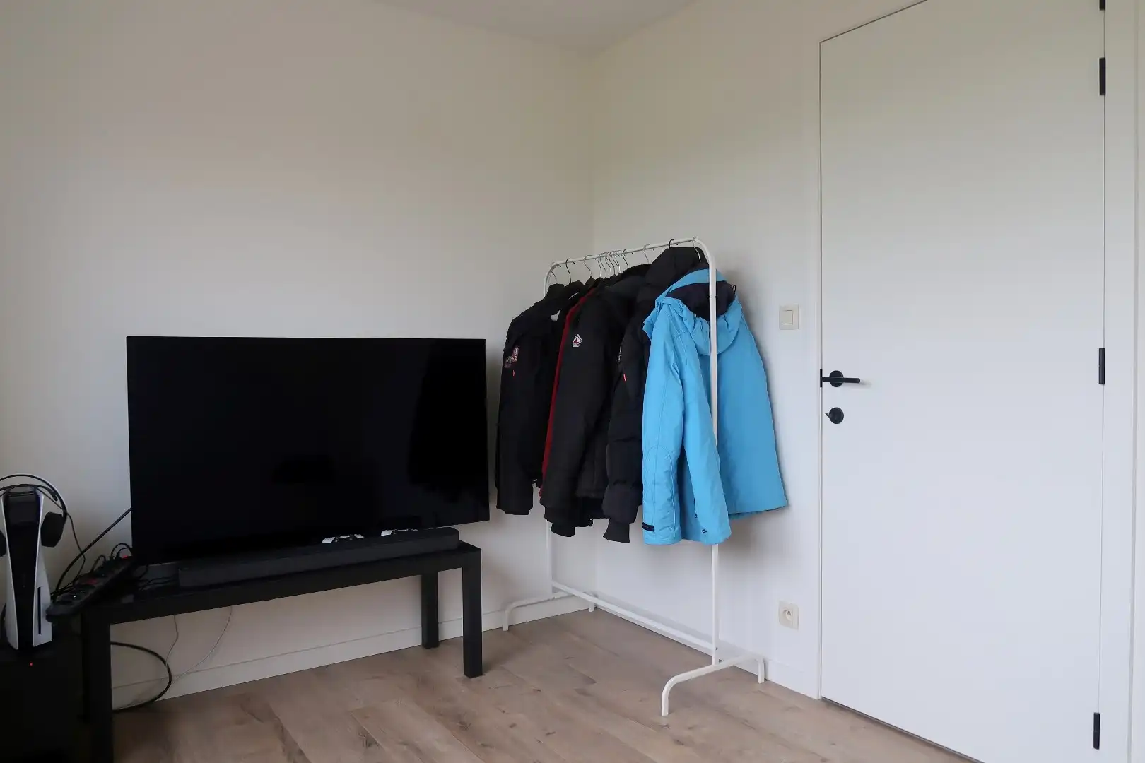 Moderne koppelwoning met 4 slaapkamers en prachtige vergezichten, omringd door groen foto 14