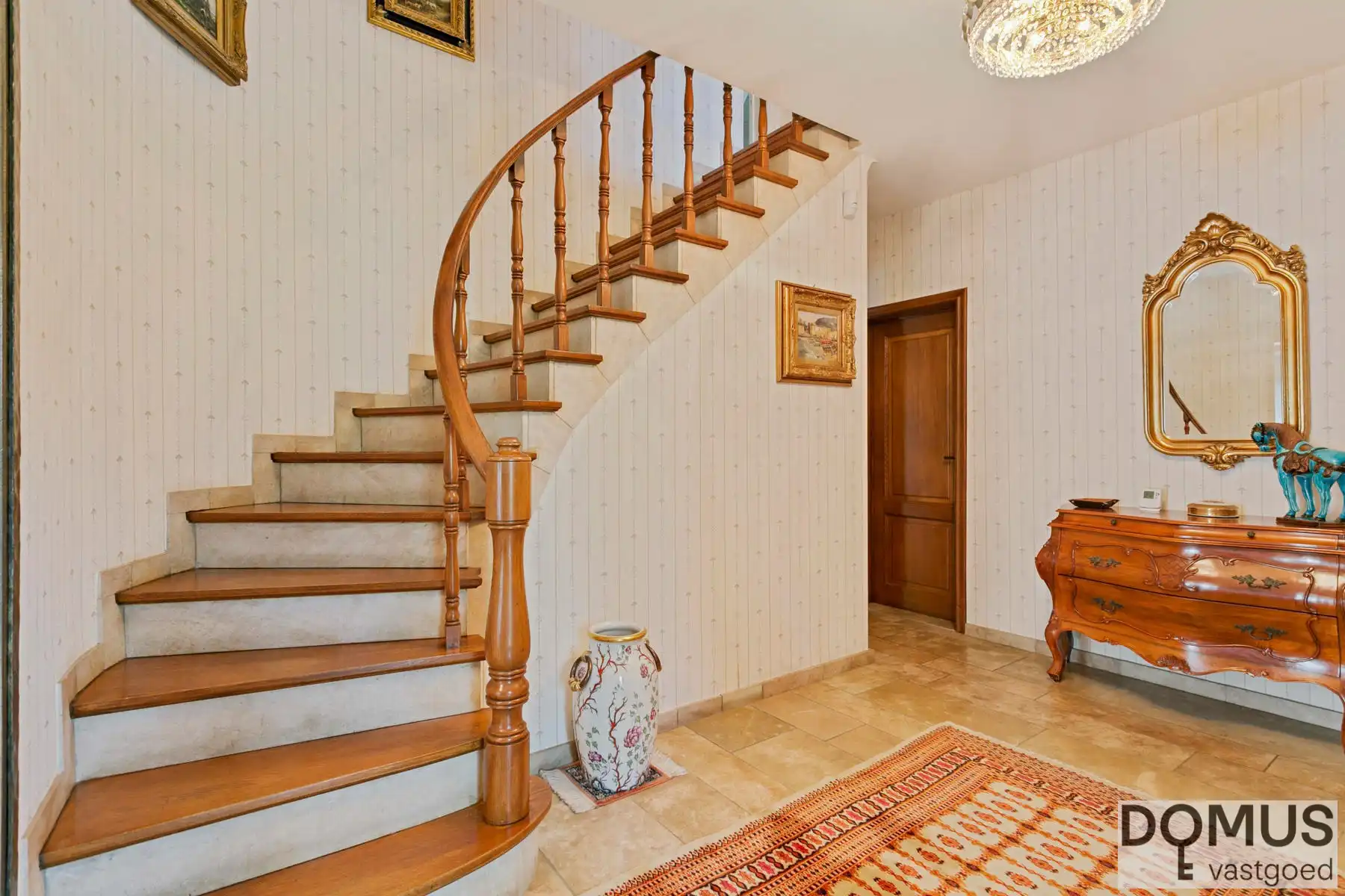 Statige villa met tijdloze architectuur op topligging  foto 18