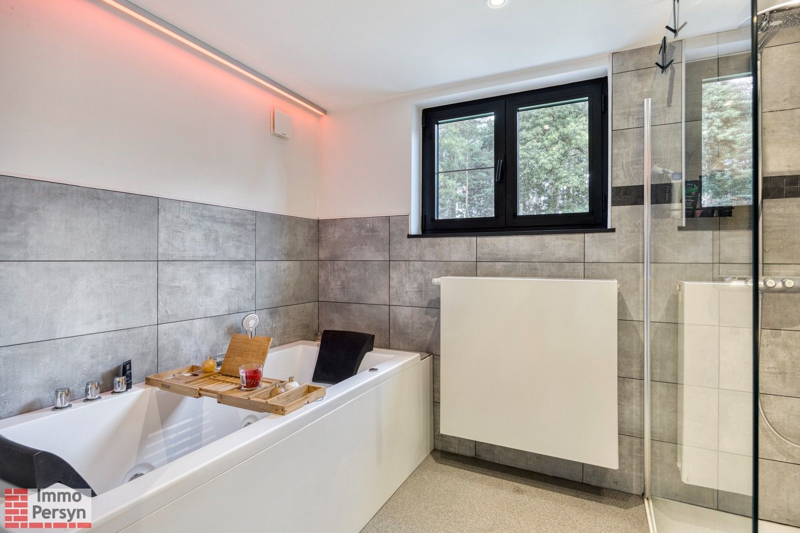 Instapklare en volledig gerenoveerde woning met 3 slpk en garage foto 14