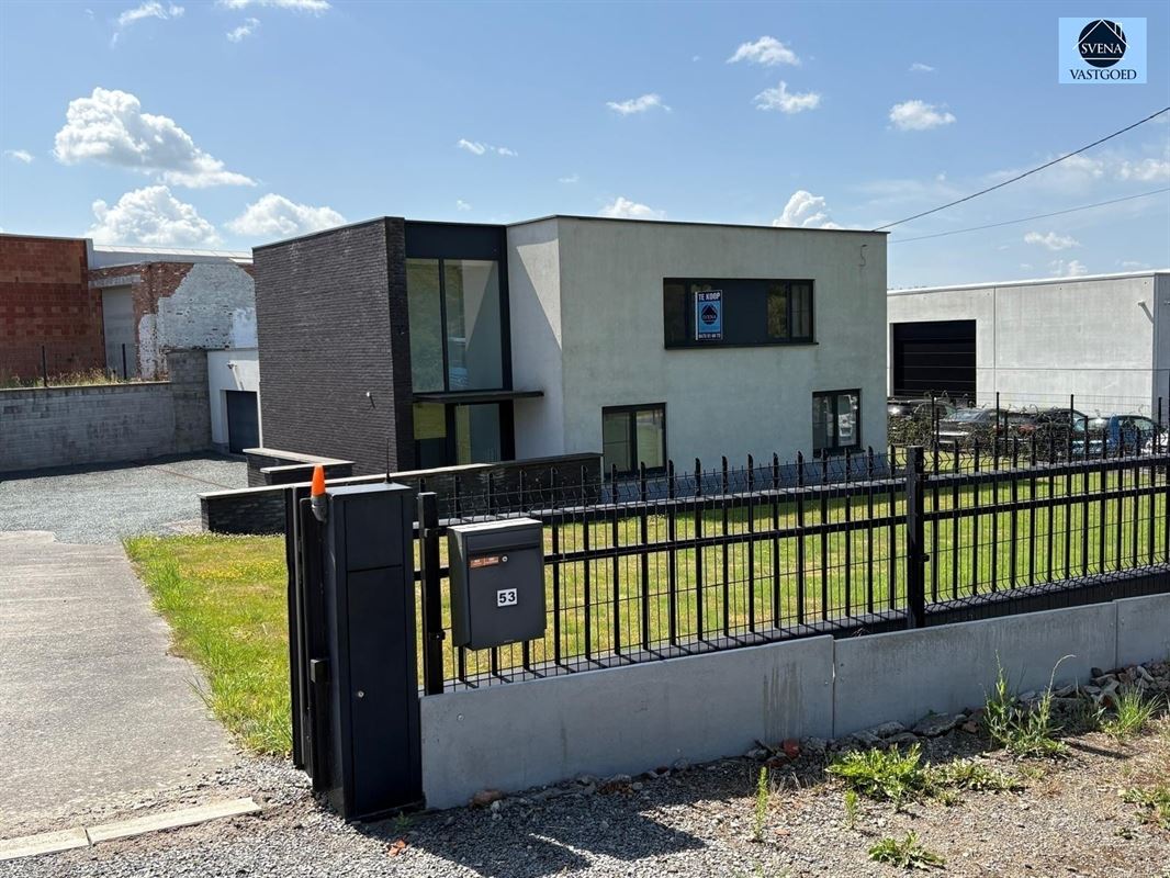 APPARTEMENT MET MAGAZIJN GELEGEN IN KMO ZONE foto {{pictureIndex}}