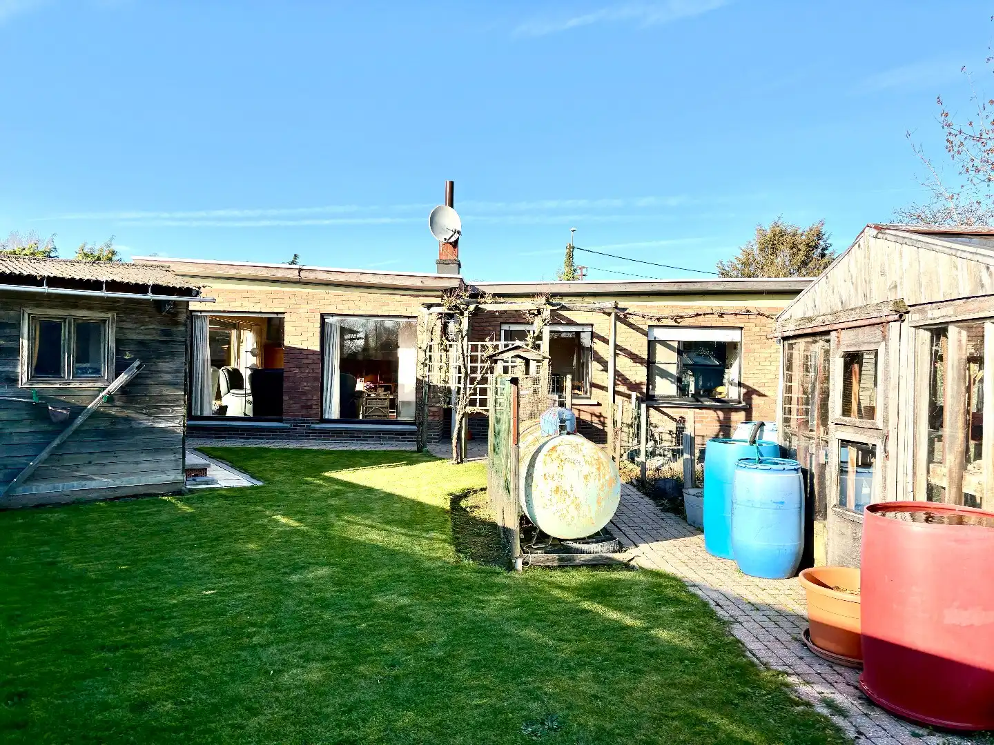 Gelijkvloerse woning op 628 m², 3 slaapkamers, mooi aangelegde tuin en garage. foto 3