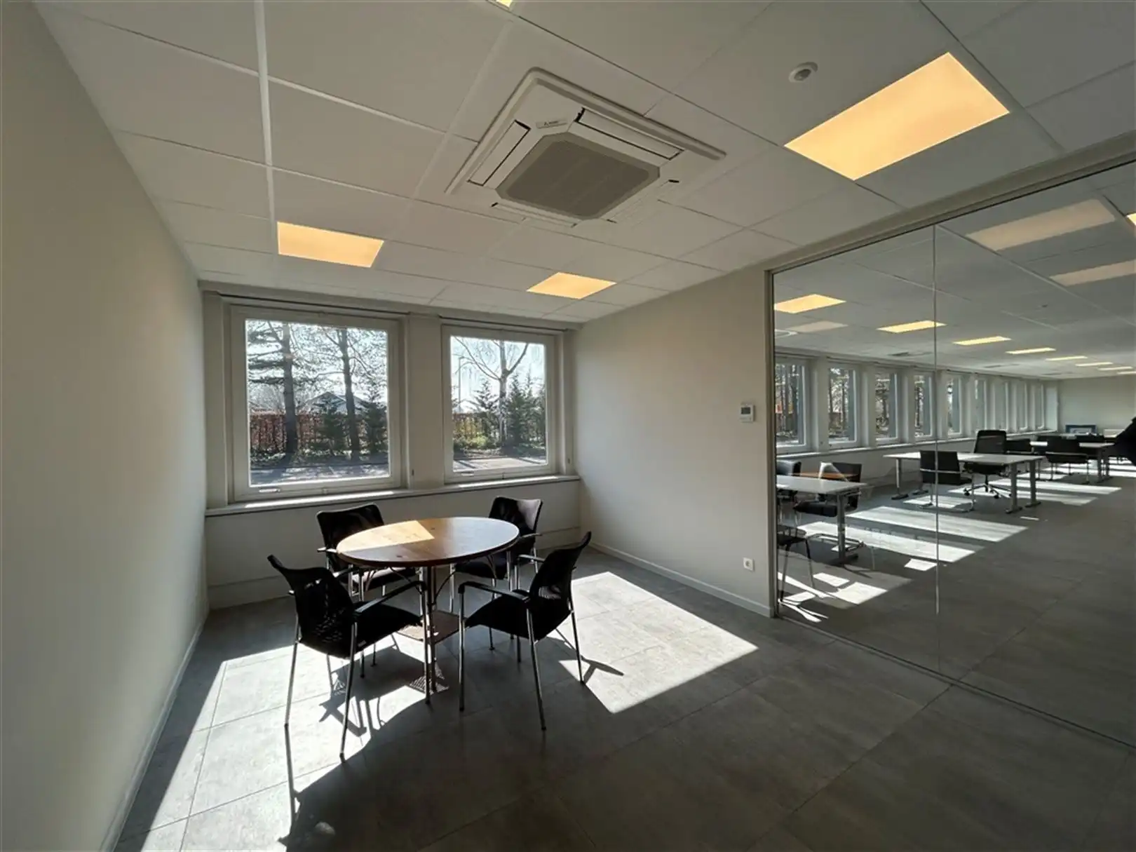 Multifunctioneel kantoorgebouw met veel parking te Houthalen foto 15