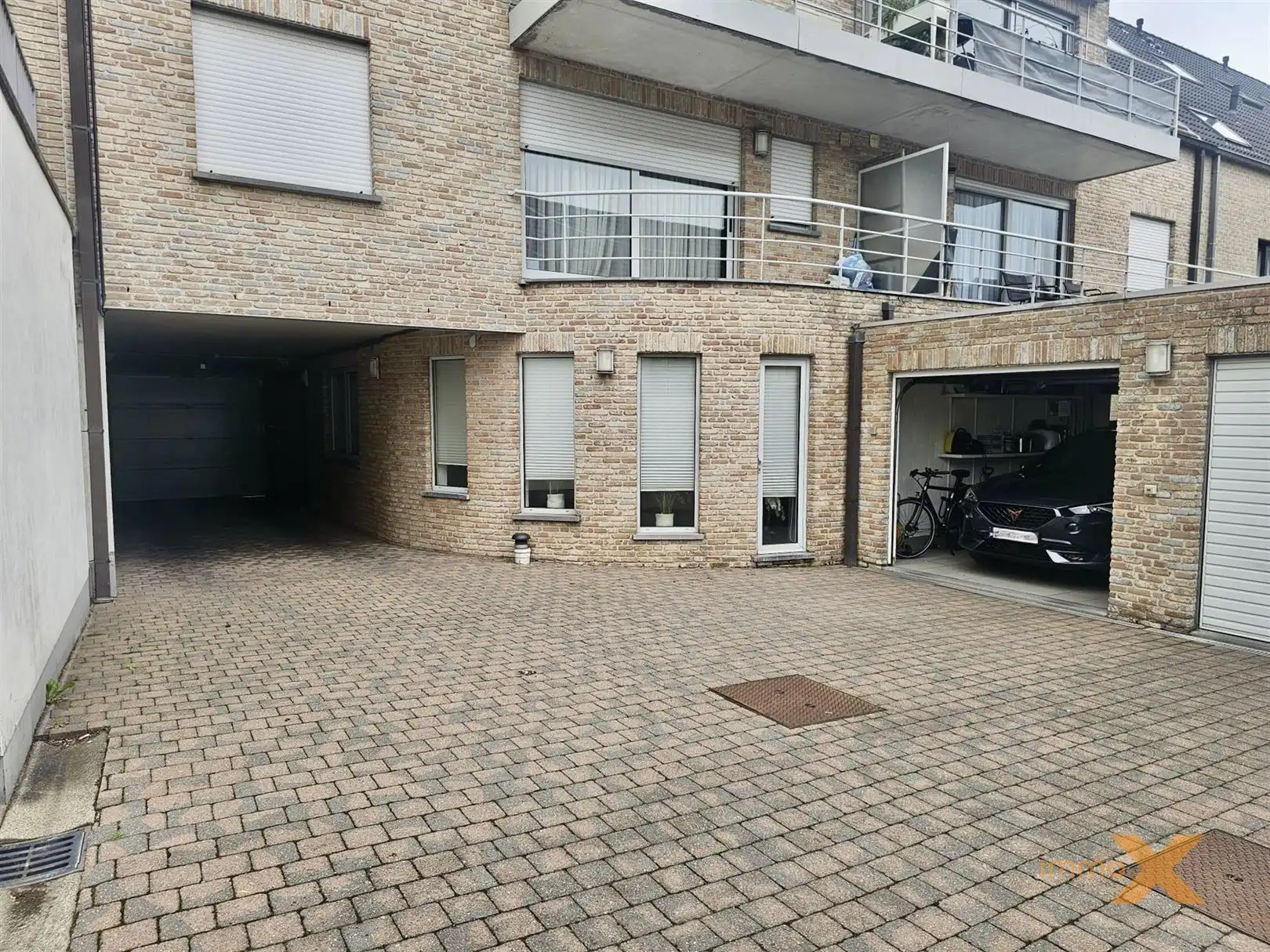 GELIJKVLOERS APP MET GROOT TERRAS EN GARAGE foto 25