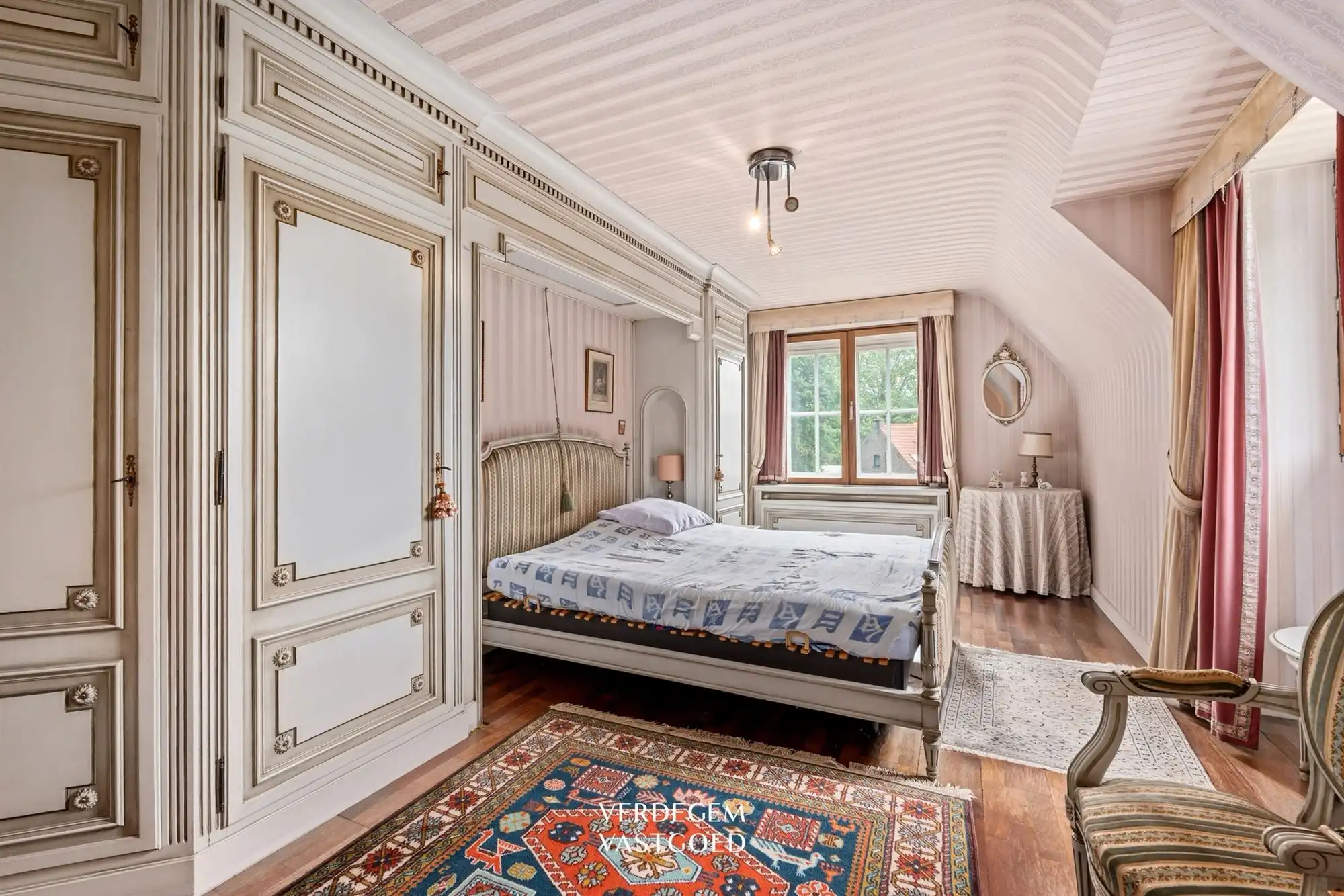 Klassevolle villa in weelderige tuin foto 17