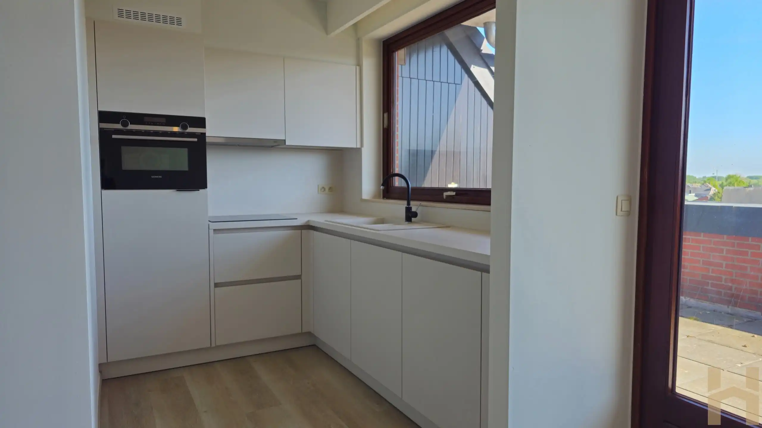 Gerenoveerde gezellige duplex te huur op de markt te Zele foto 6