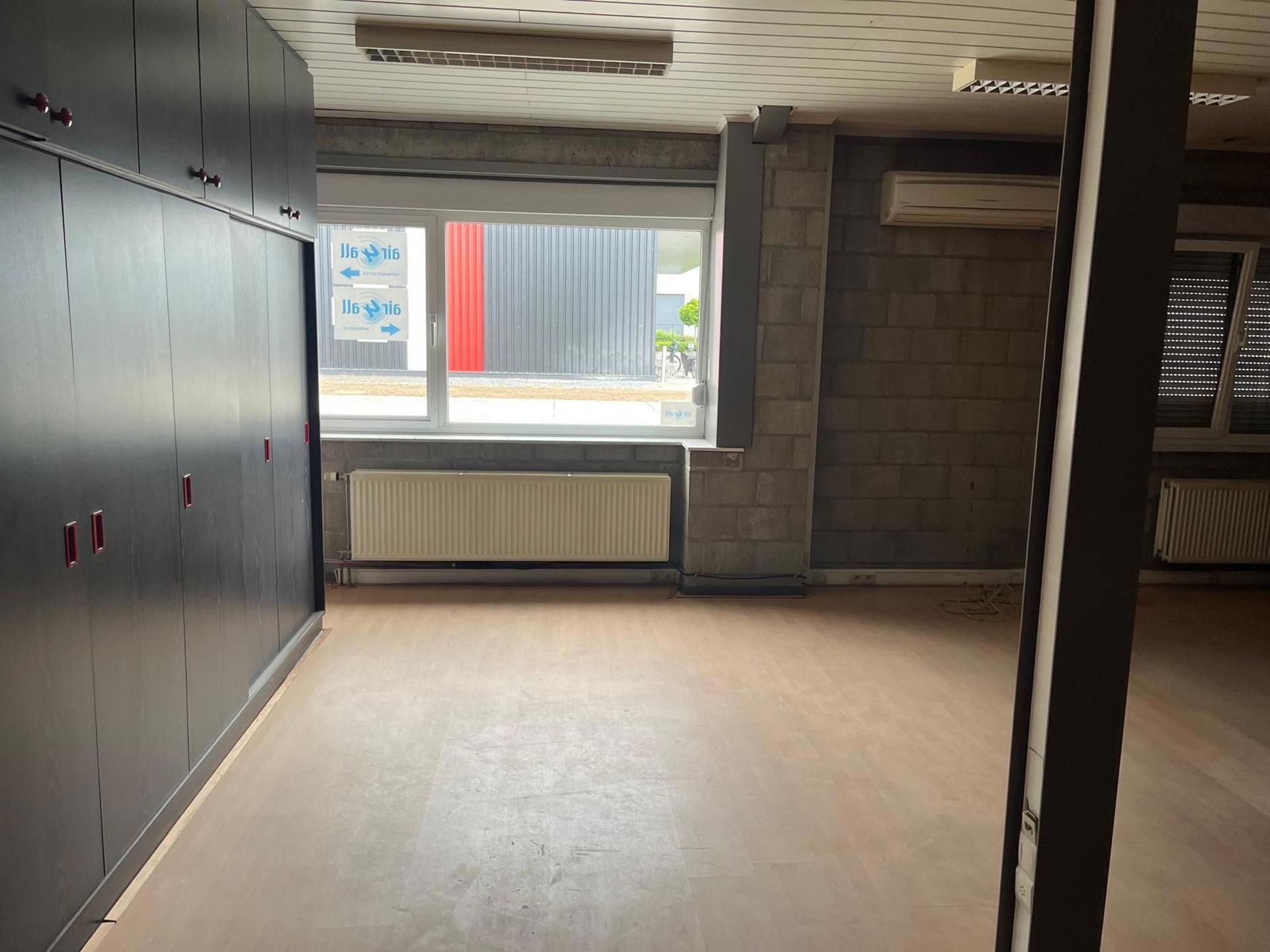 Magazijn 1020m² met kantoor te huur  foto 8