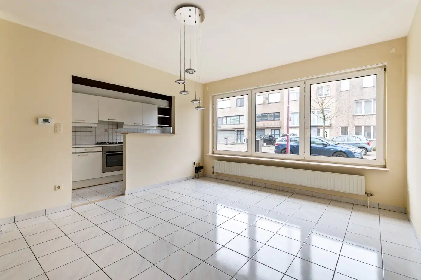 Tof, gelijkvloers, 2 slpk.-appt met privatief tuintje en ruime garagebox + staanplaats foto 3