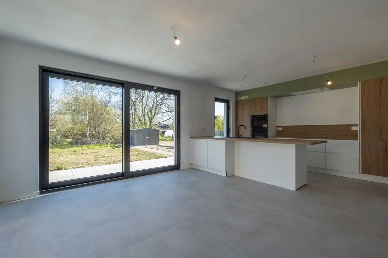 Kwalitatief afgewerkte nieuwbouwwoning met 3 slk. foto 6